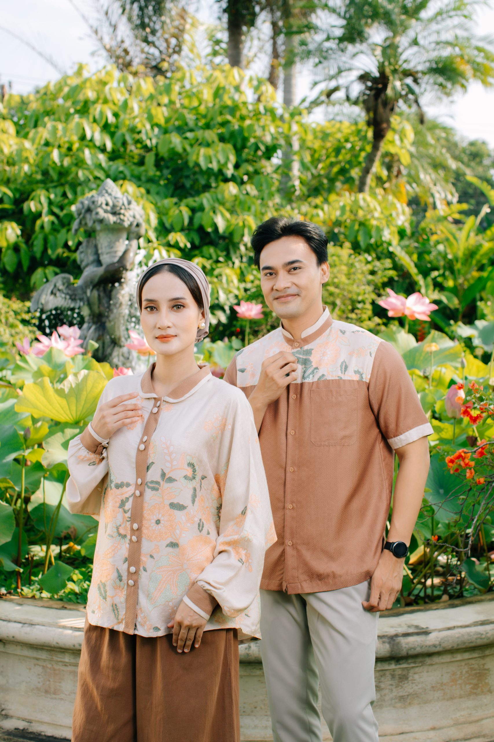 Model mengenakan koleksi Blooming Raya Series dari Batik Iskandartex dengan motif floral elegan di taman