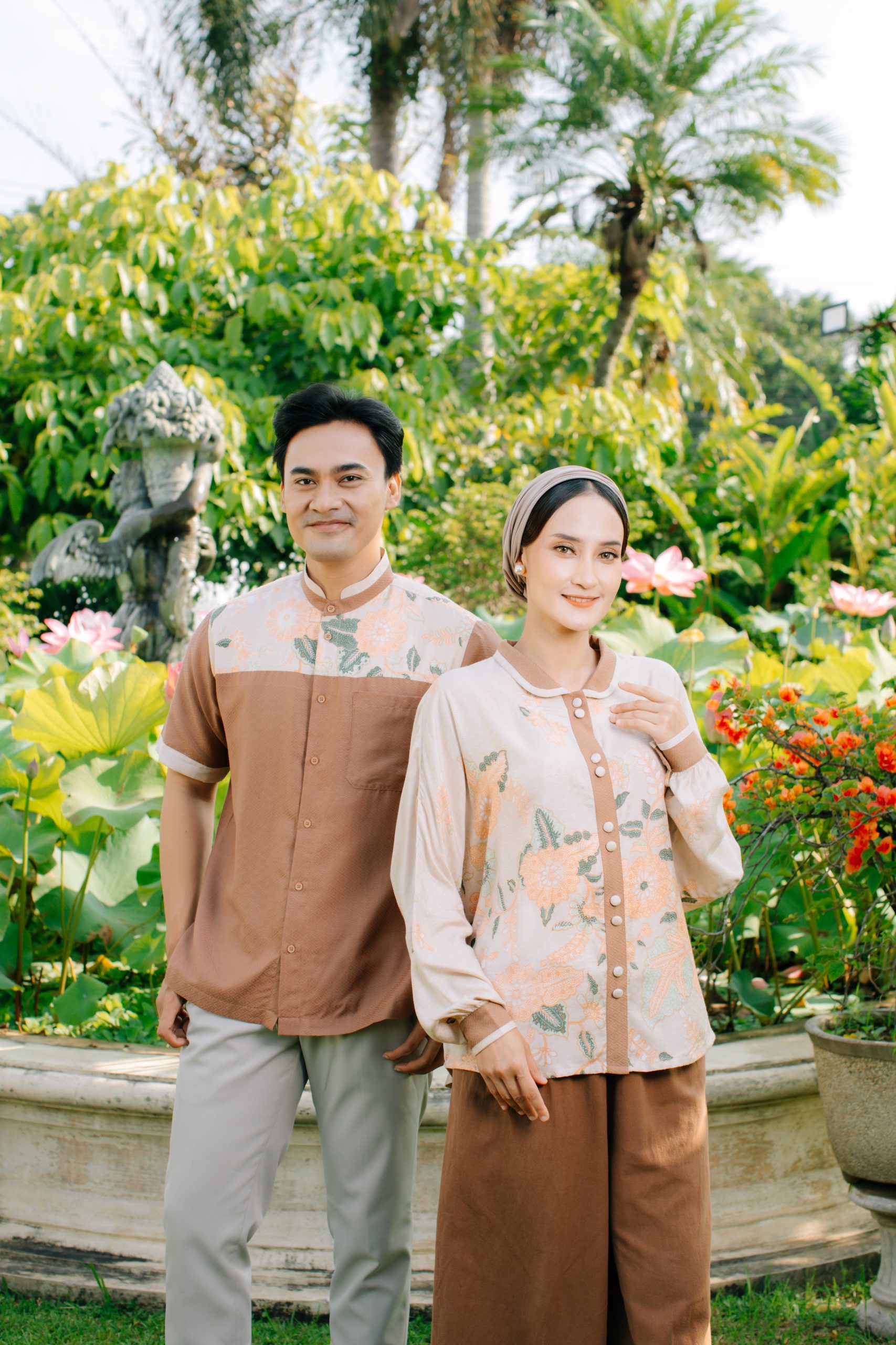 Model mengenakan koleksi Blooming Raya Series dari Batik Iskandartex dengan motif floral elegan di taman