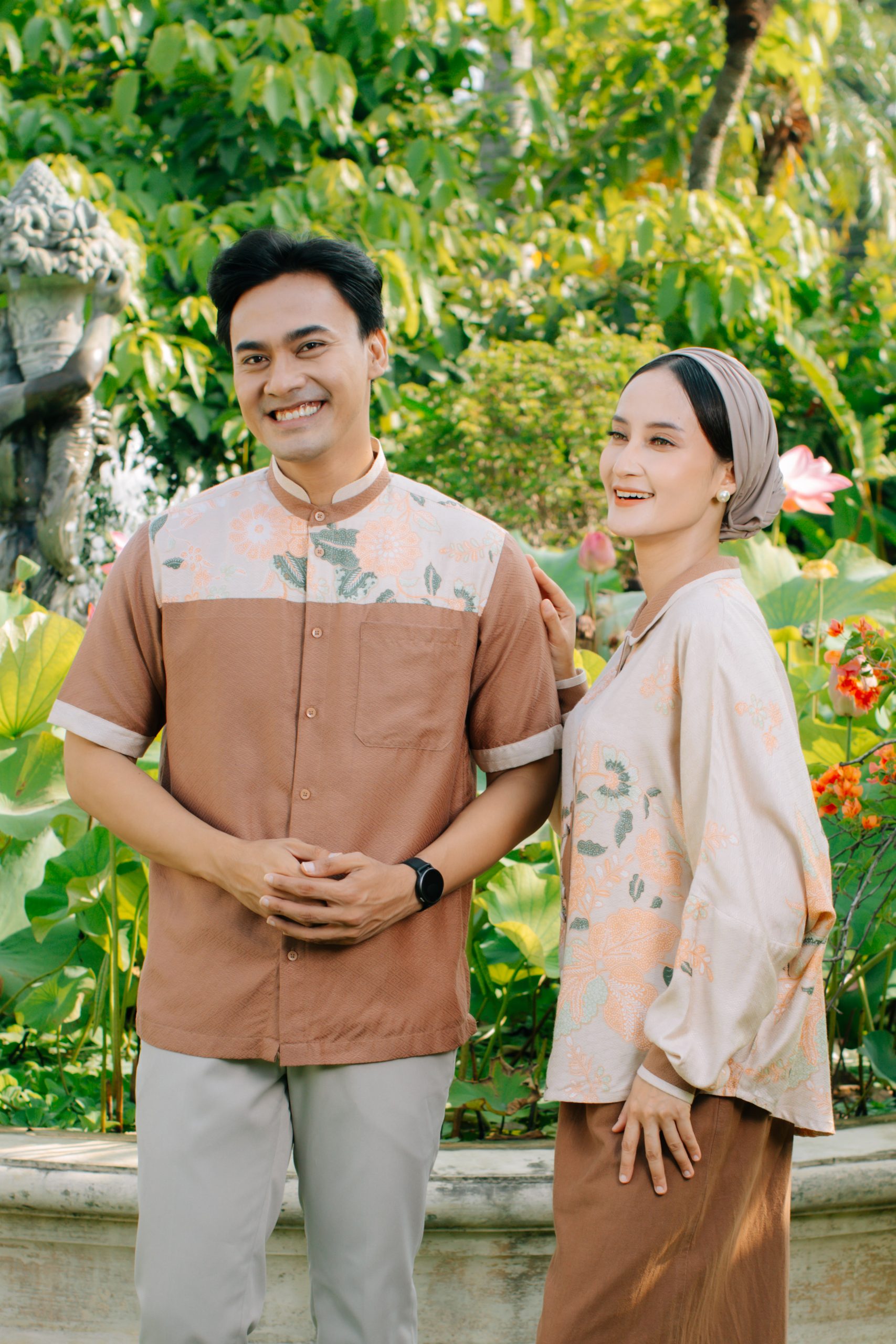 Model mengenakan koleksi Blooming Raya Series dari Batik Iskandartex dengan motif floral elegan di taman