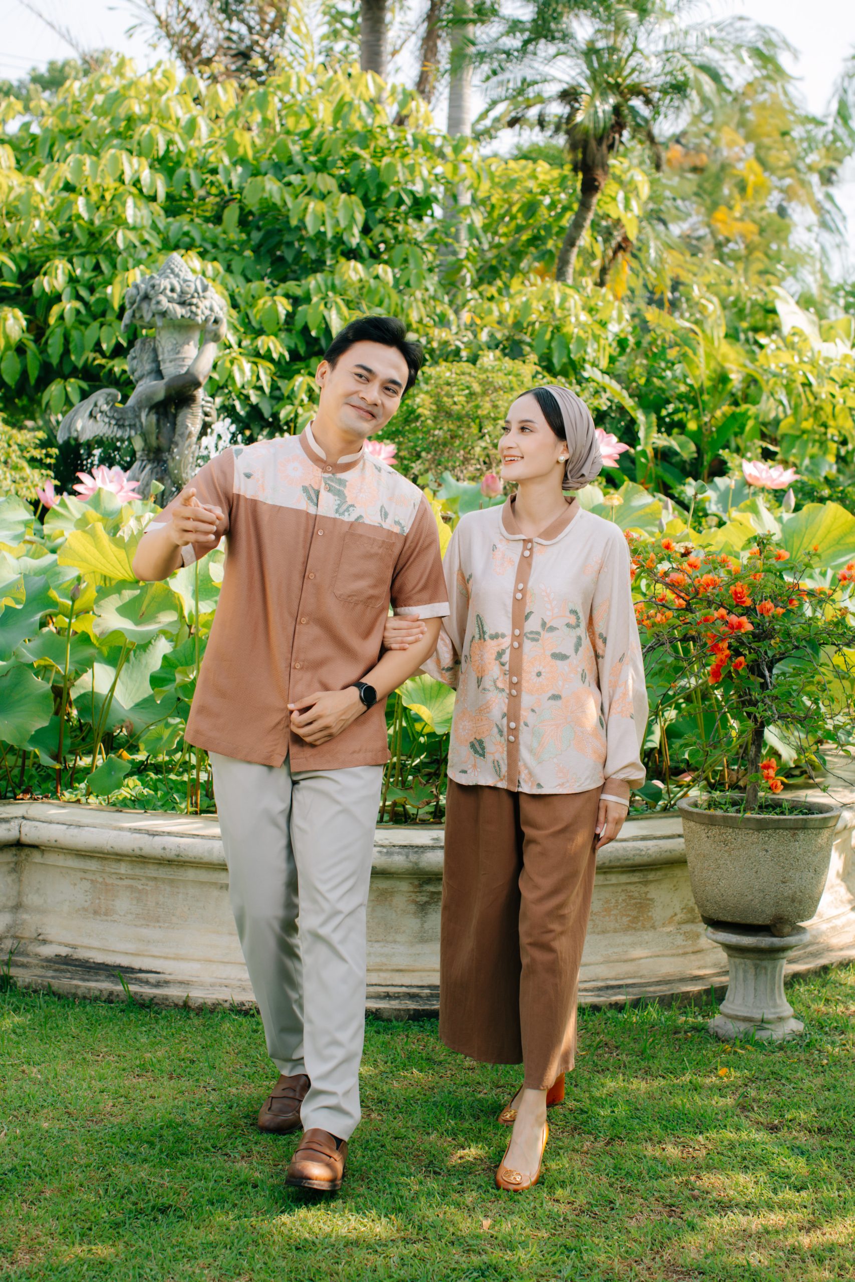 Model mengenakan koleksi Blooming Raya Series dari Batik Iskandartex dengan motif floral elegan di taman