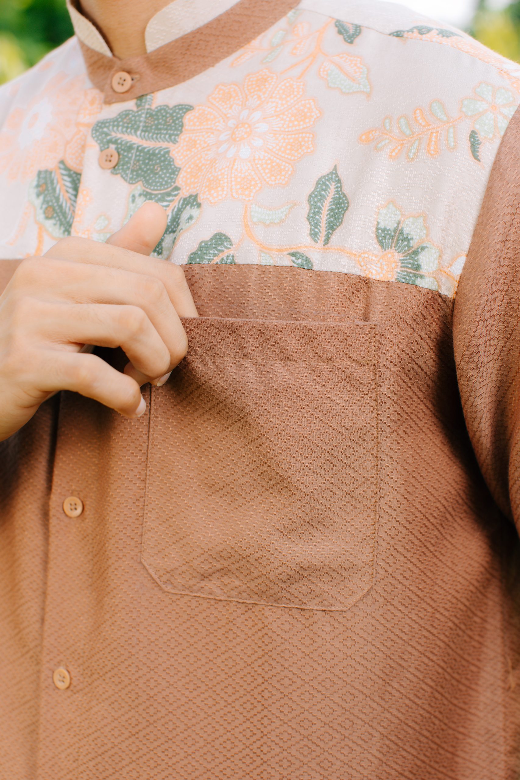 Model mengenakan koleksi Blooming Raya Series dari Batik Iskandartex dengan motif floral elegan di taman