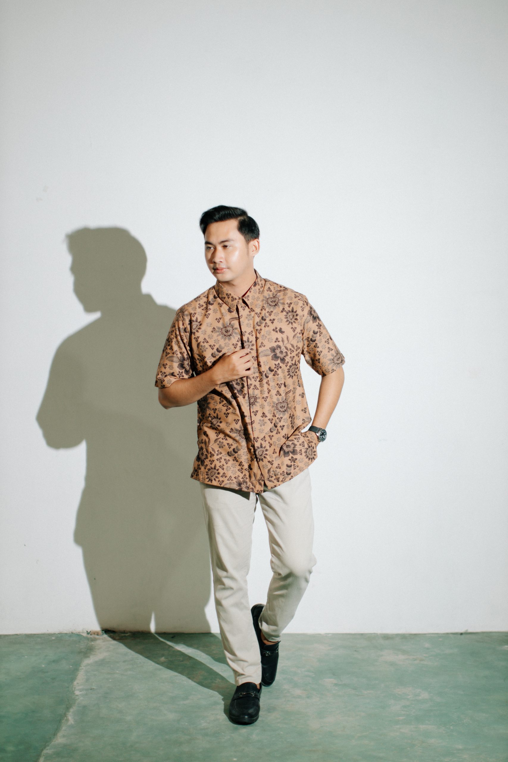 Hem pendek batik pria Amita 8134 dari Batik Iskandartex menghadirkan motif elegan dengan warna lembut yang memberikan tampilan rapi dan modern.