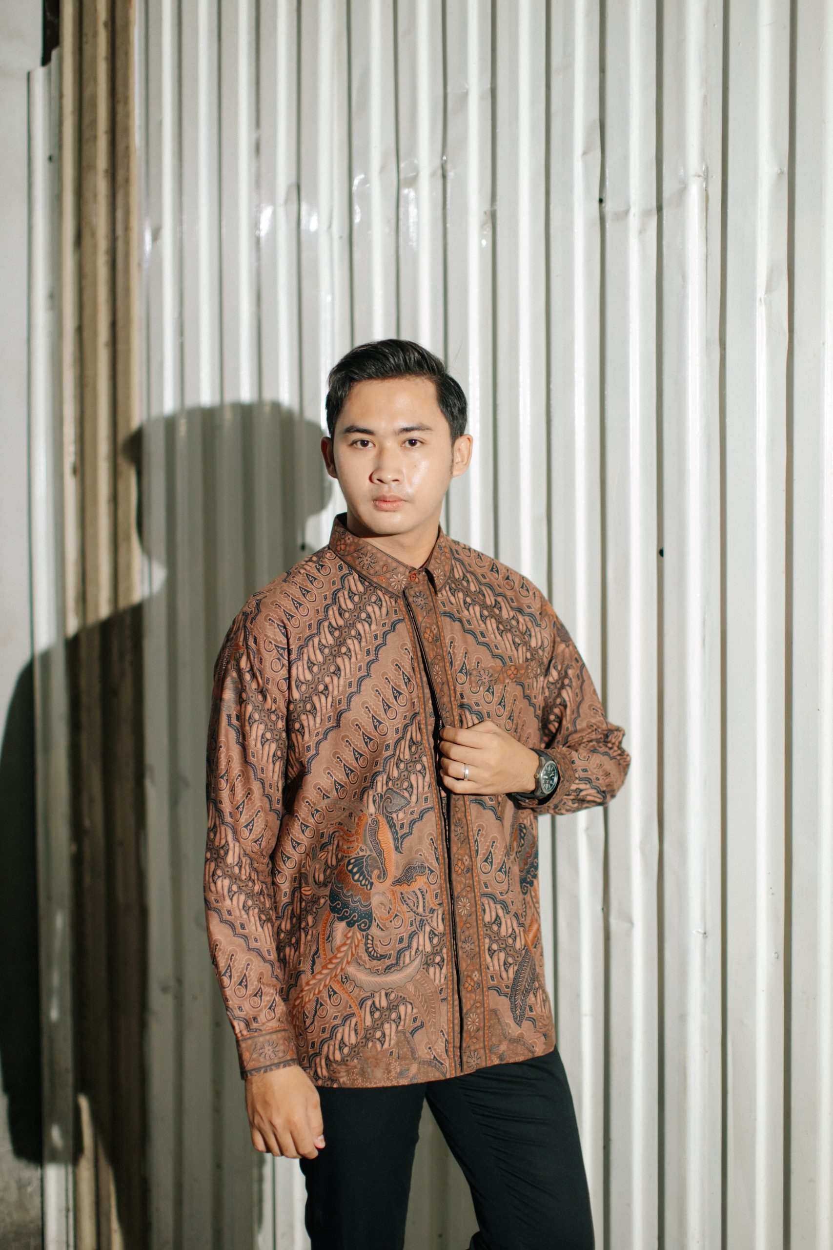 Hem pendek batik pria Amita 9526 dengan motif modern artistik yang unik, memberikan tampilan berani dan stylish untuk pria yang ingin tampil berbeda.