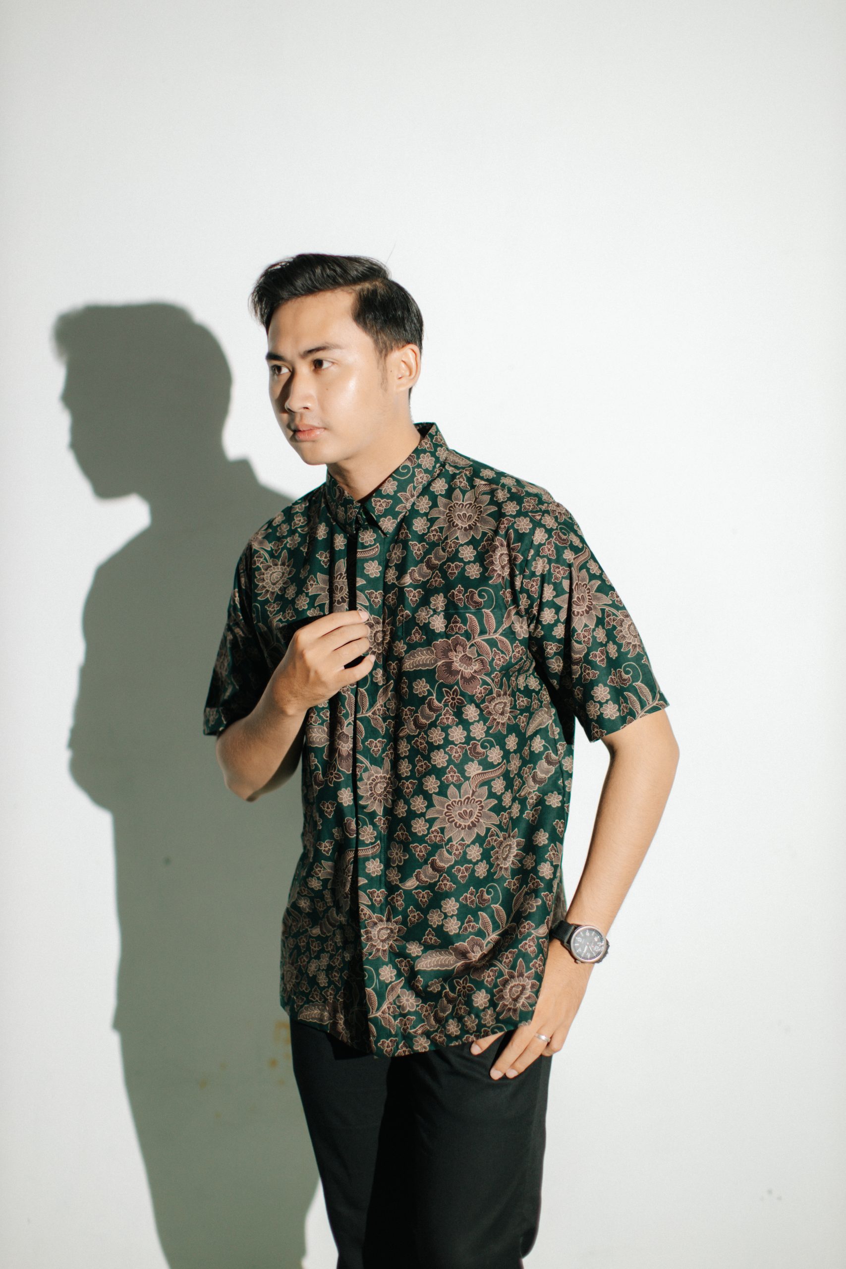 Hadirkan kesan eksklusif dalam keseharian Anda dengan Amita Series. Koleksi ini menggabungkan seni batik tradisional dengan potongan modern yang fit di badan, memberikan kenyamanan maksimal tanpa mengurangi aspek estetika Amita 8525 (Lengan Pendek): Warna Emerald Green yang unik, memberikan kesan modern dan fresh.