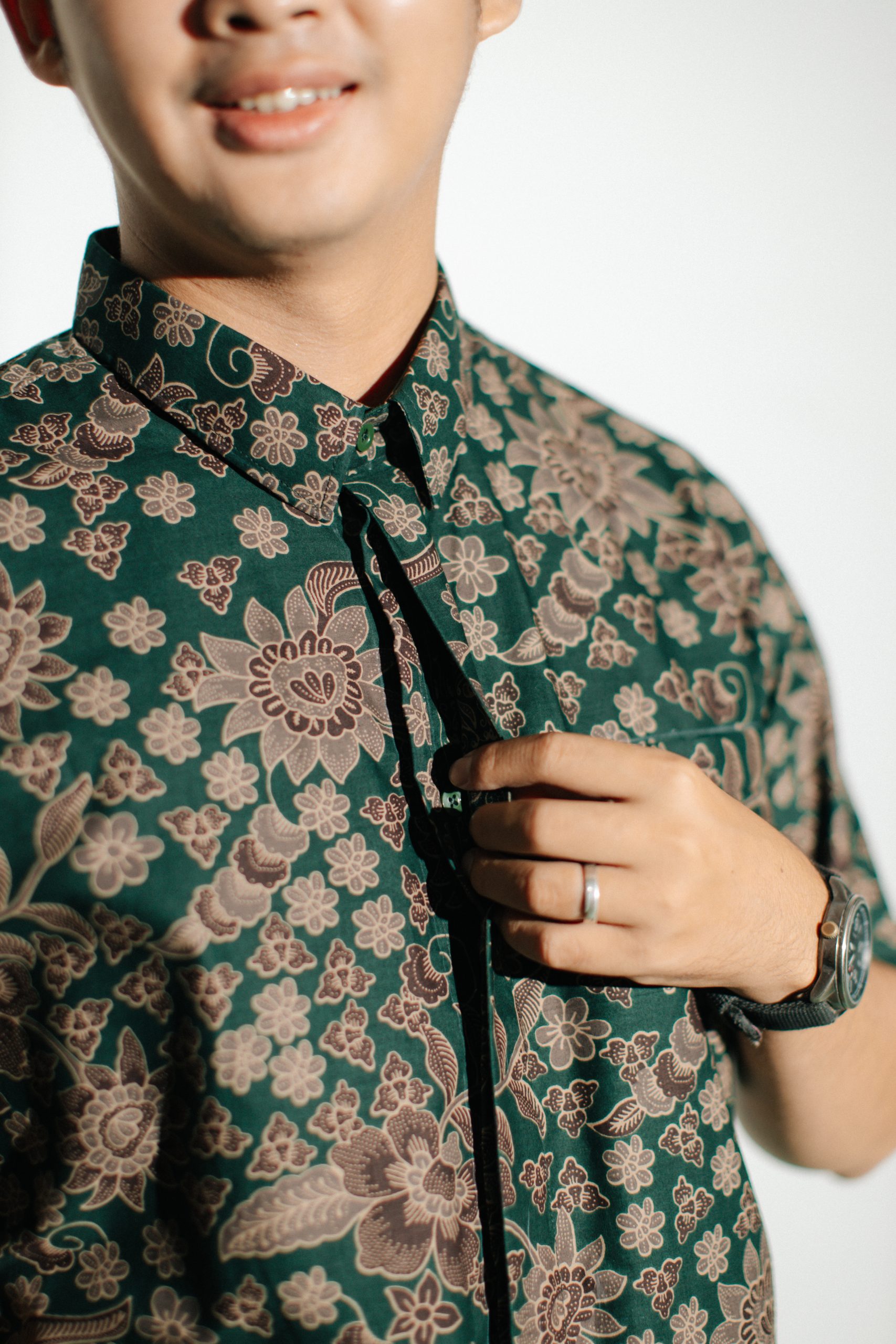 Hem Batik Pria Amita 8525 Lengan Pendek Warna Hijau Emerald Motif Floral Modern Batik Iskandartex