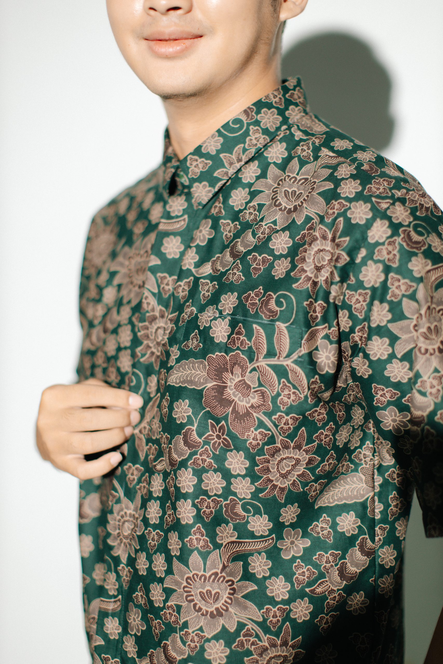 Hem Batik Pria Amita 8525 Lengan Pendek Warna Hijau Emerald Motif Floral Modern Batik Iskandartex