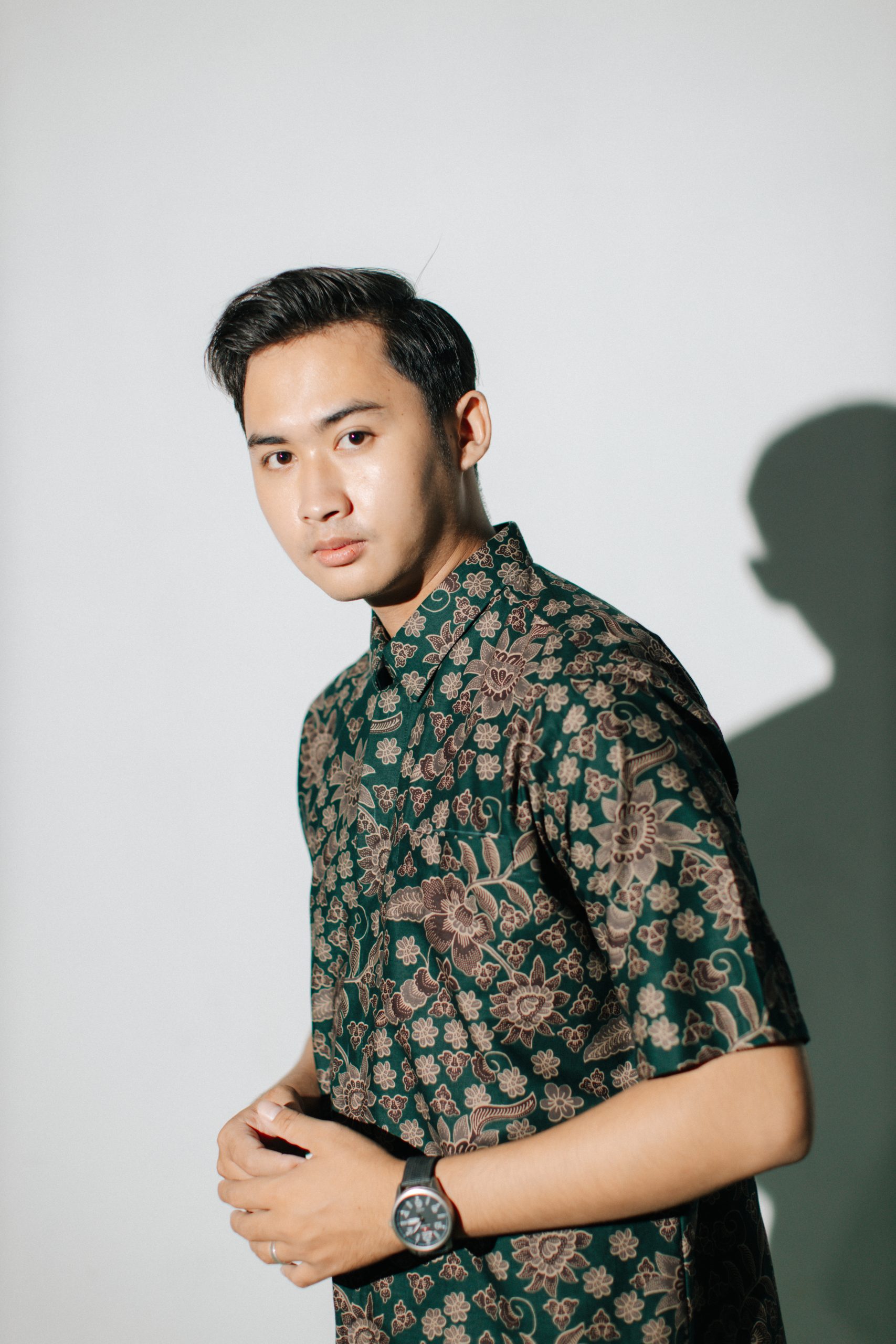 Hem Batik Pria Amita 8525 Lengan Pendek Warna Hijau Emerald Motif Floral Modern Batik Iskandartex