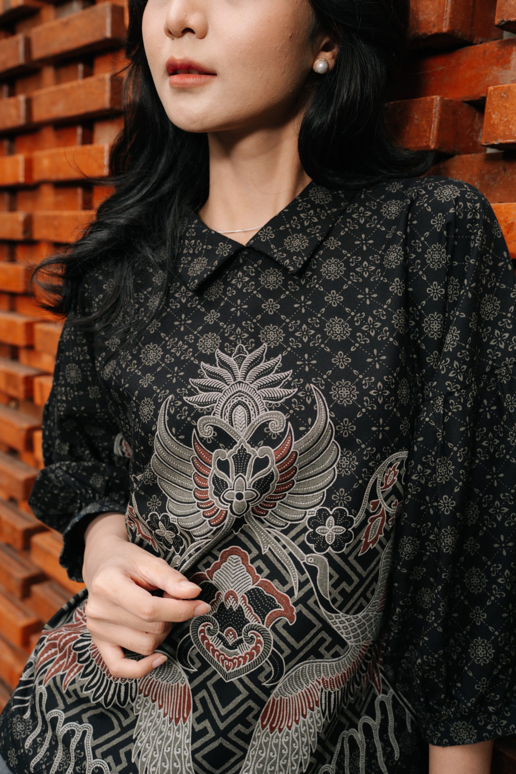 Batik modern monochrome motif diagonal contemporary.