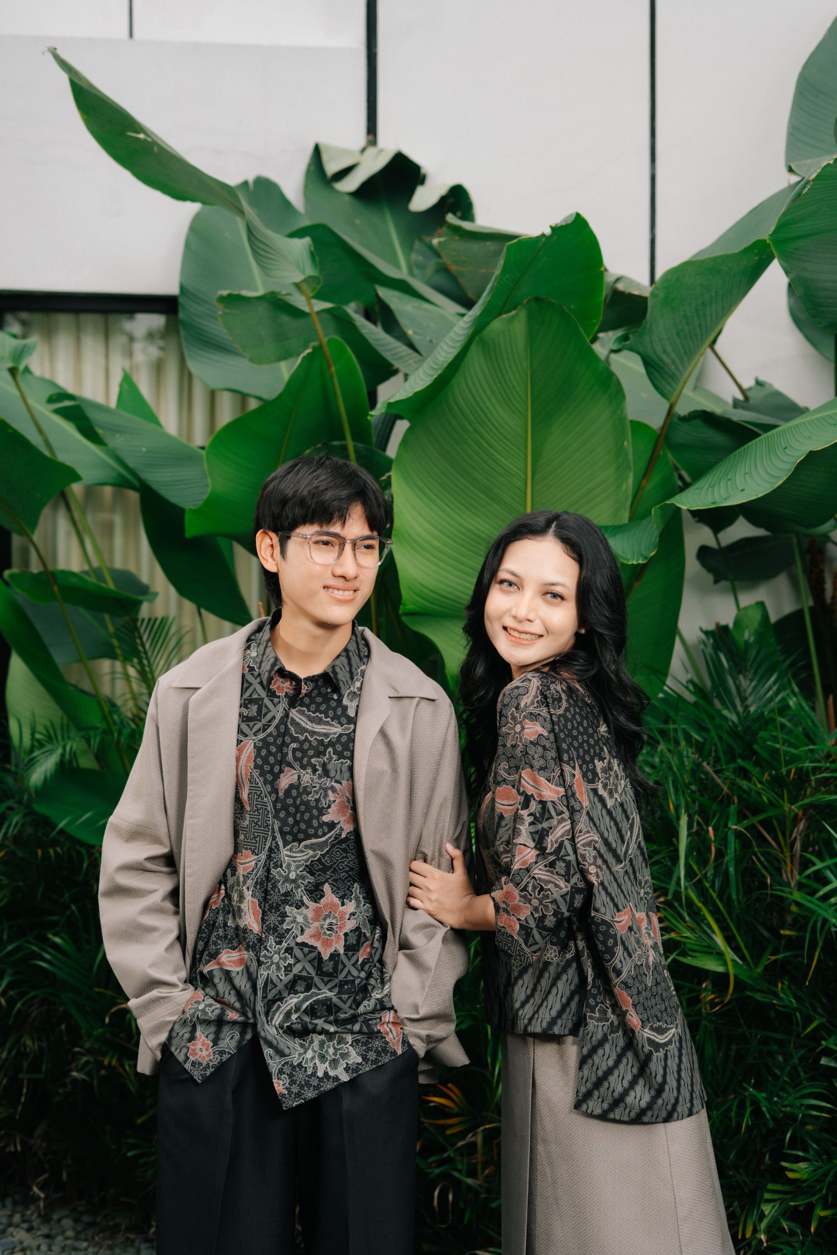 Batik modern monochrome motif diagonal contemporary.