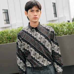 Kemeja Batik Pria Modern Harjotirto Sejajar Series warna hitam abu-abu dengan motif batik kontemporer eksklusif
