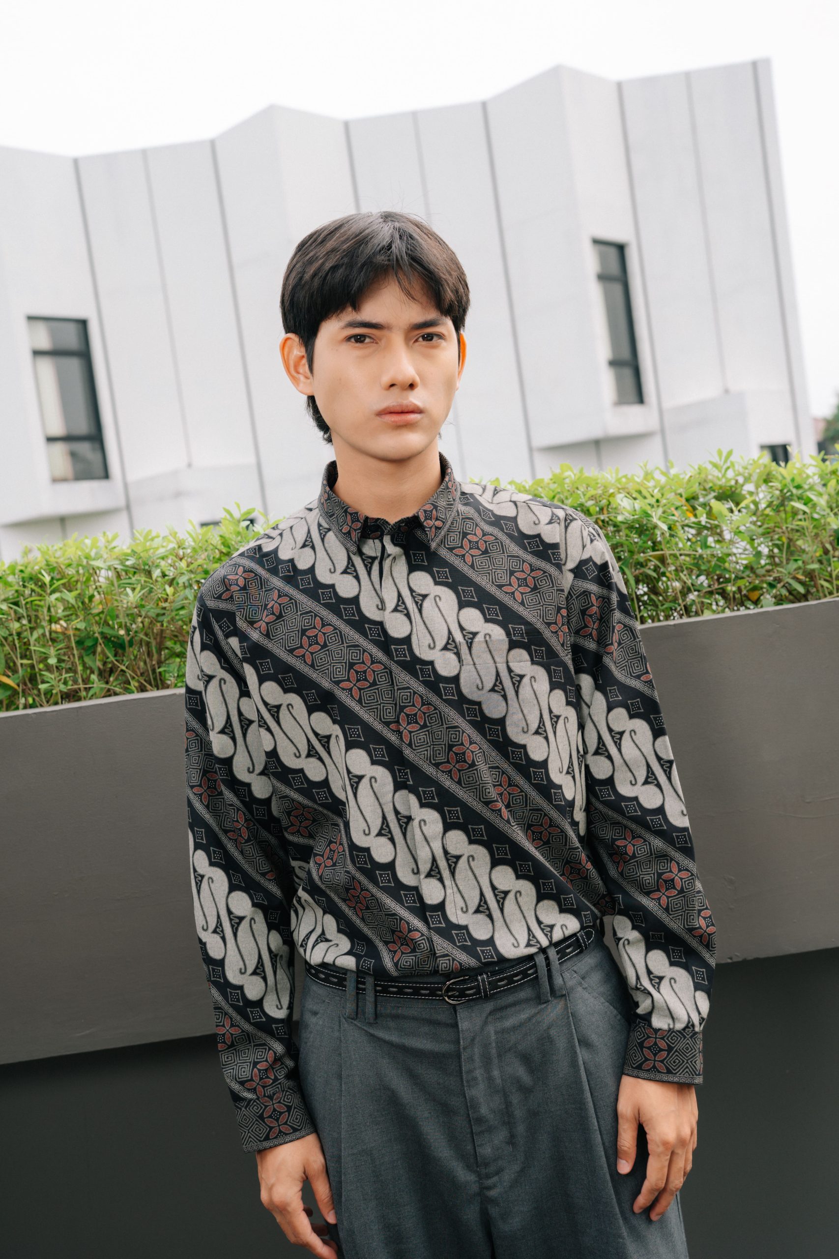 Kemeja Batik Pria Modern Harjotirto Sejajar Series warna hitam abu-abu dengan motif batik kontemporer eksklusif