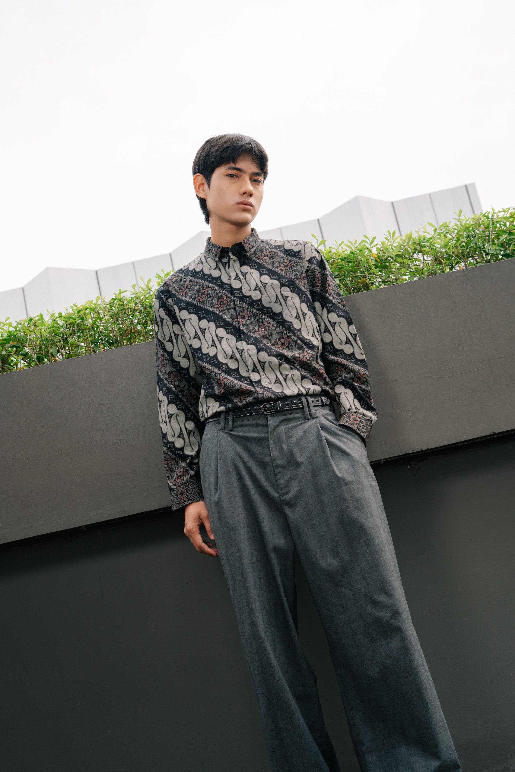 Kemeja Batik Pria Modern Harjotirto Sejajar Series warna hitam abu-abu dengan motif batik kontemporer eksklusif