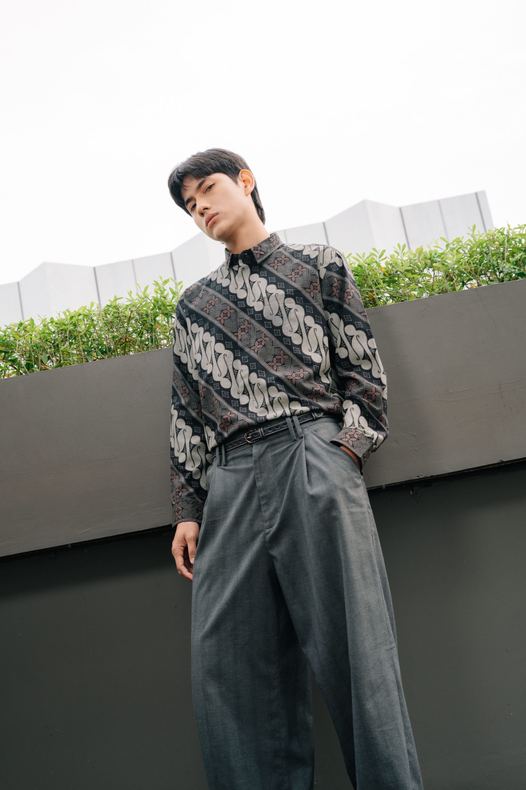 Kemeja Batik Pria Modern Harjotirto Sejajar Series warna hitam abu-abu dengan motif batik kontemporer eksklusif