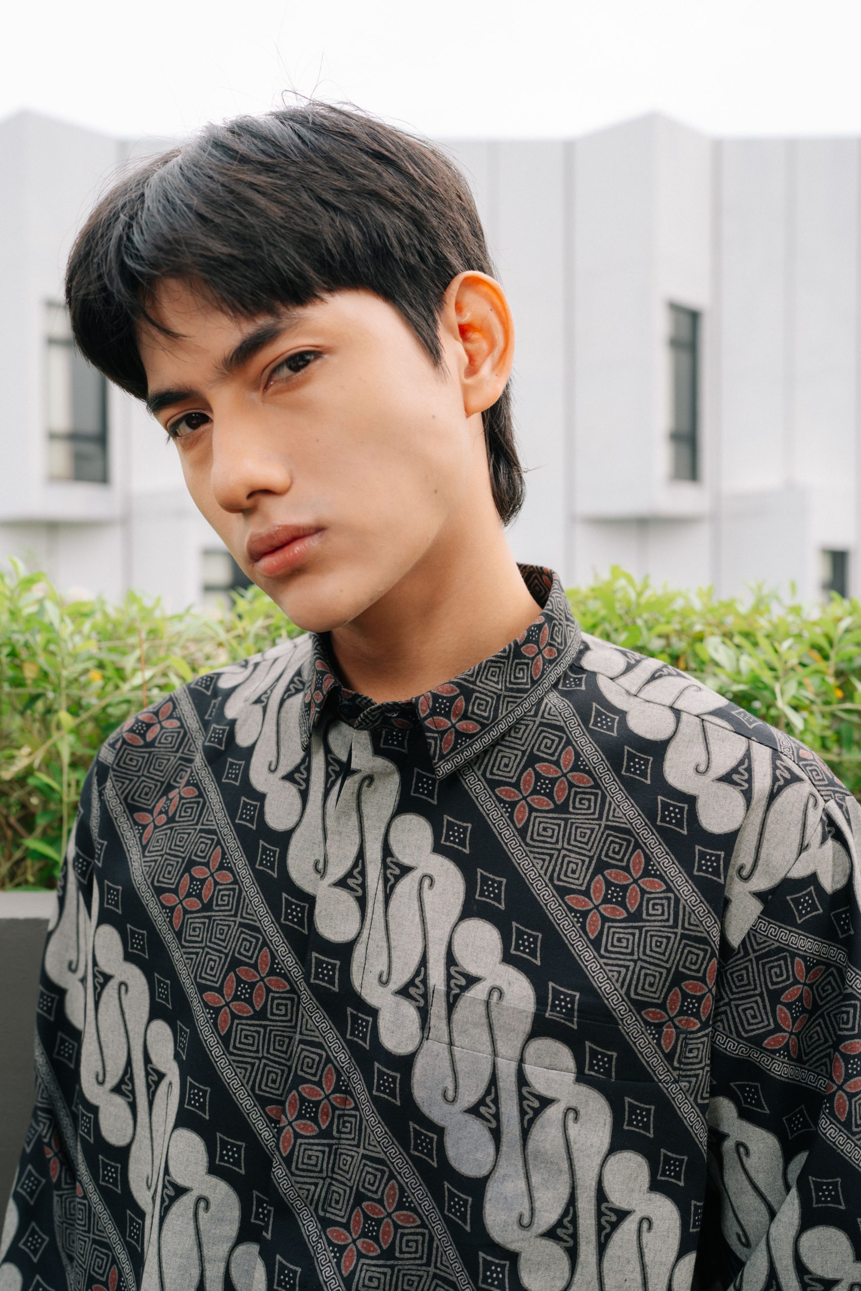 Kemeja Batik Pria Modern Harjotirto Sejajar Series warna hitam abu-abu dengan motif batik kontemporer eksklusif