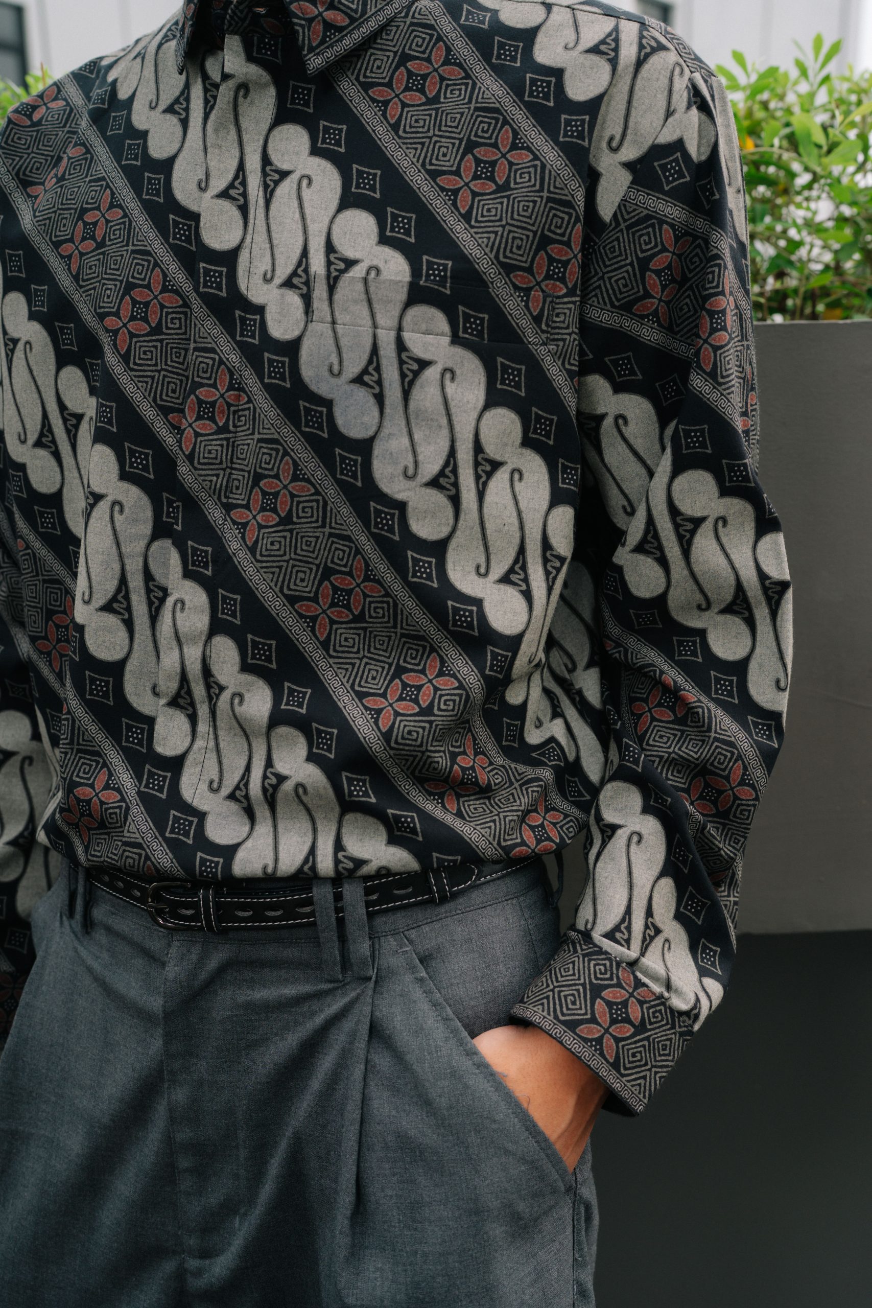Kemeja Batik Pria Modern Harjotirto Sejajar Series warna hitam abu-abu dengan motif batik kontemporer eksklusif