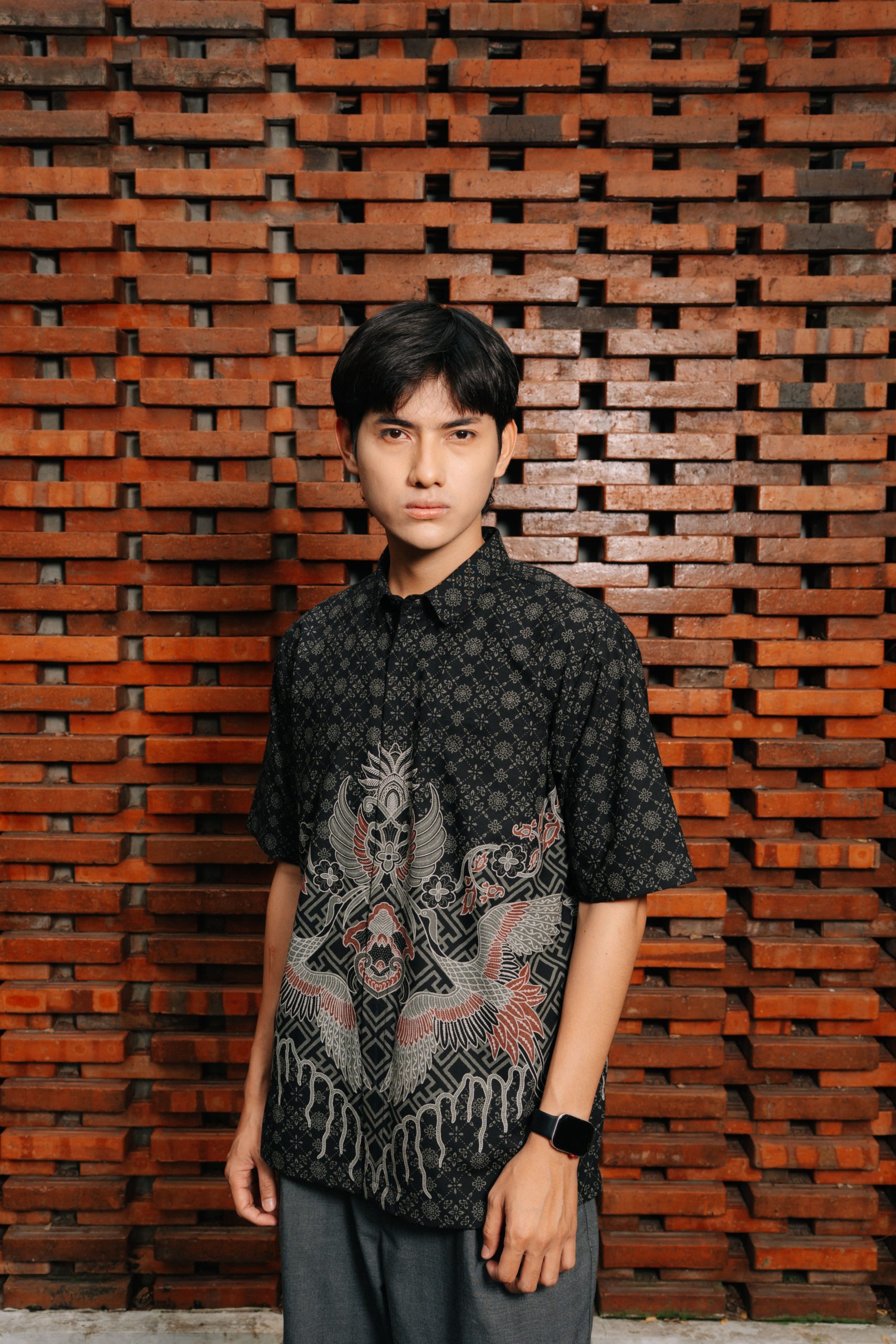Kemeja Batik Pria Modern Harjotirto Sejajar Series warna hitam abu-abu dengan motif batik kontemporer eksklusif