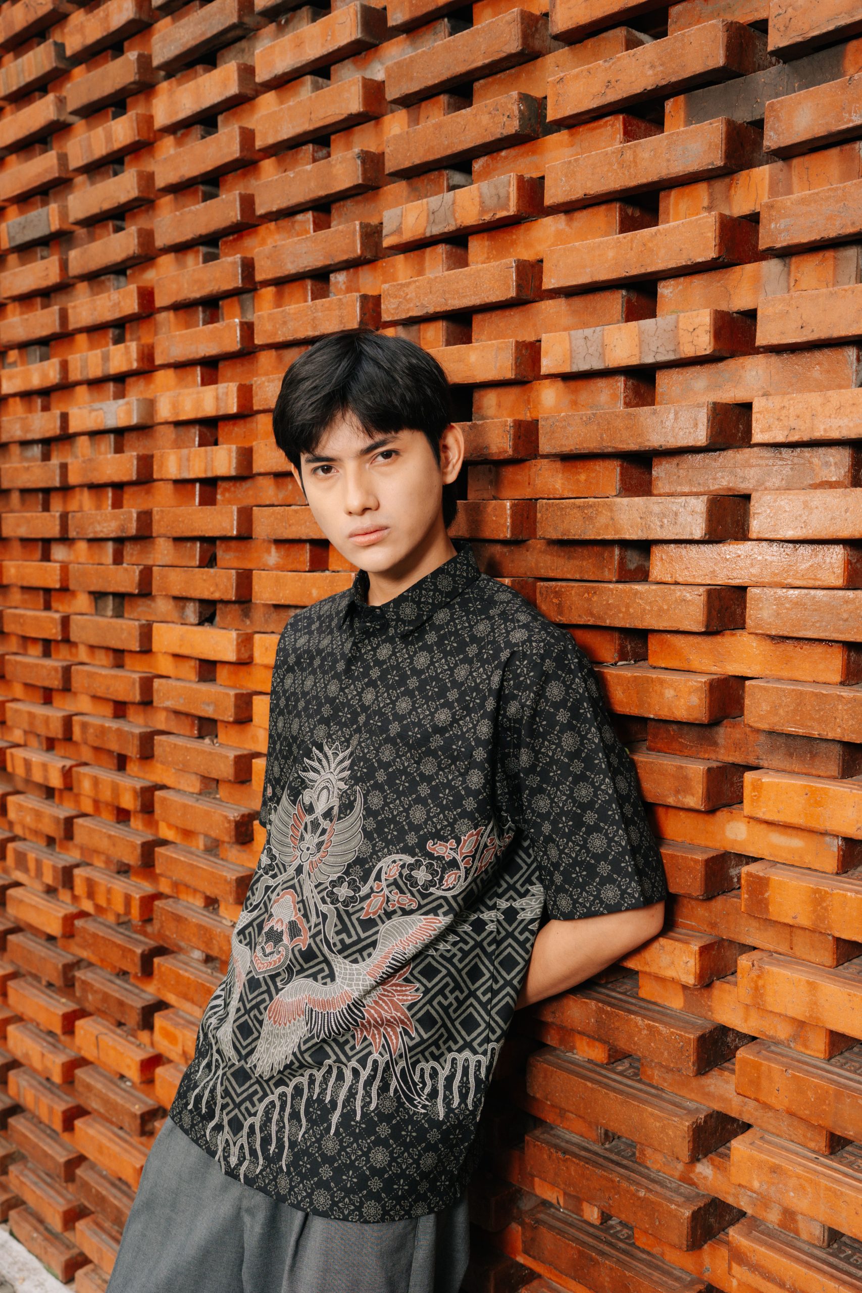 Kemeja Batik Pria Modern Harjotirto Sejajar Series warna hitam abu-abu dengan motif batik kontemporer eksklusif