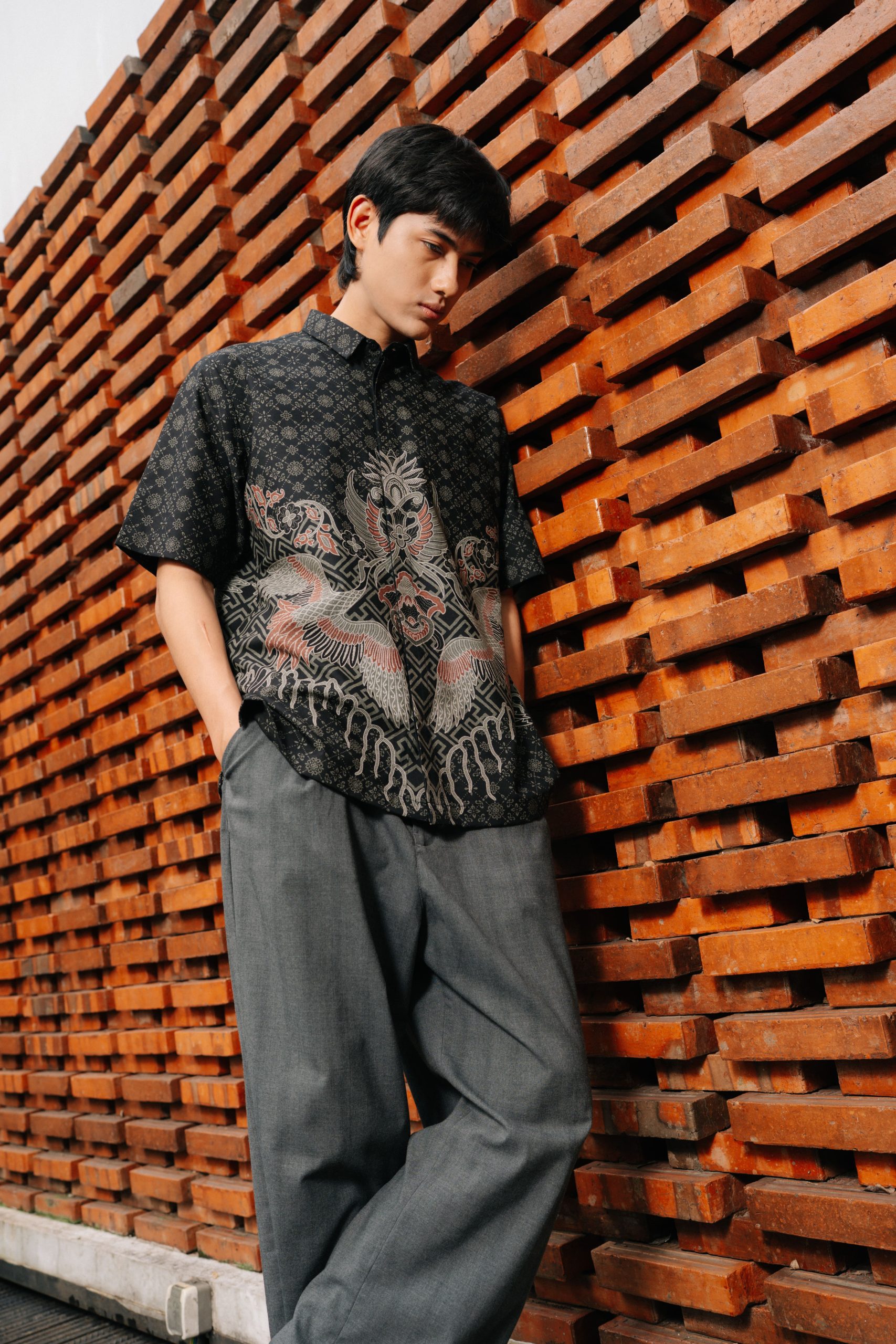 Kemeja Batik Pria Modern Harjotirto Sejajar Series warna hitam abu-abu dengan motif batik kontemporer eksklusif