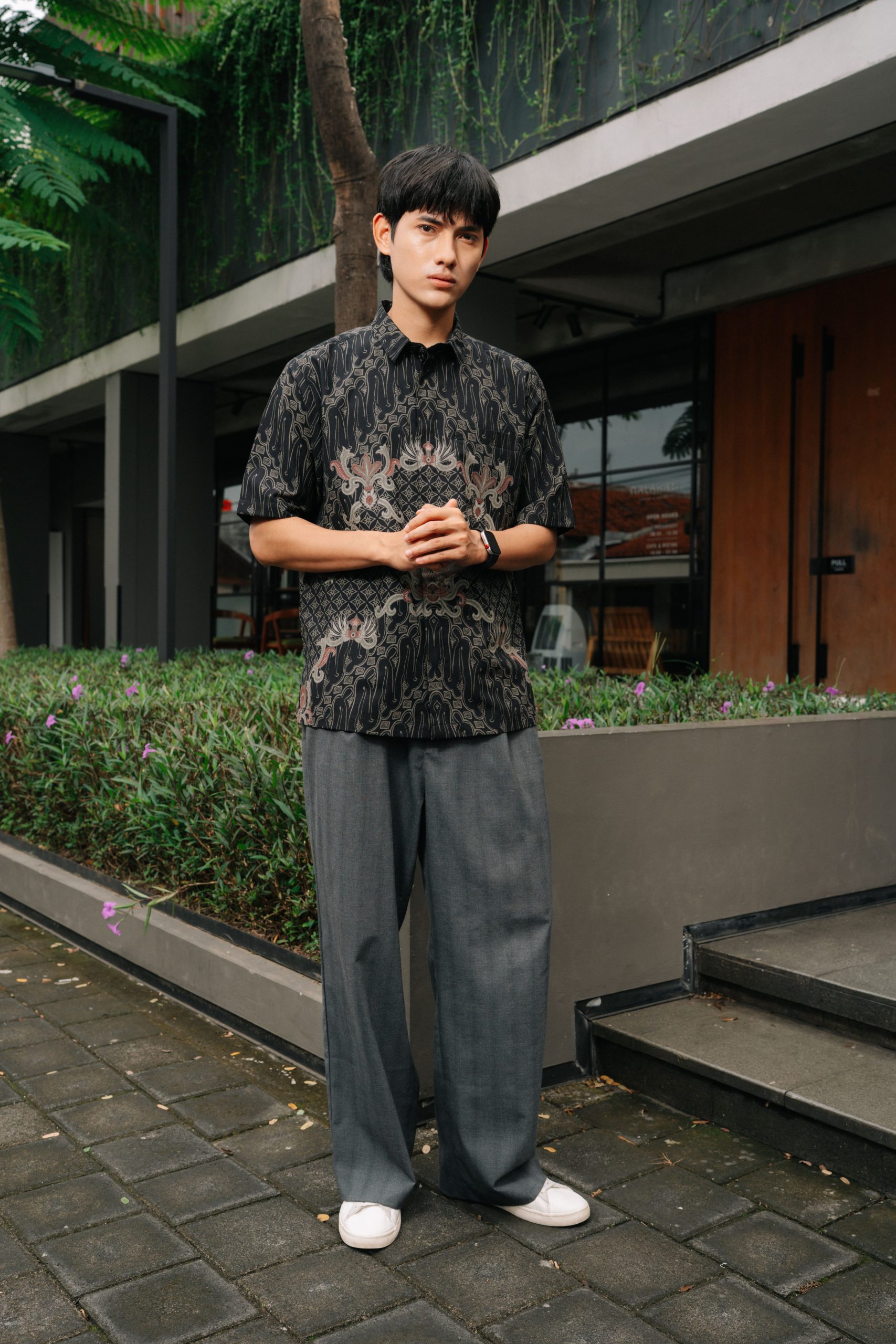 Kemeja Batik Pria Modern Harjotirto Sejajar Series warna hitam abu-abu dengan motif batik kontemporer eksklusif
