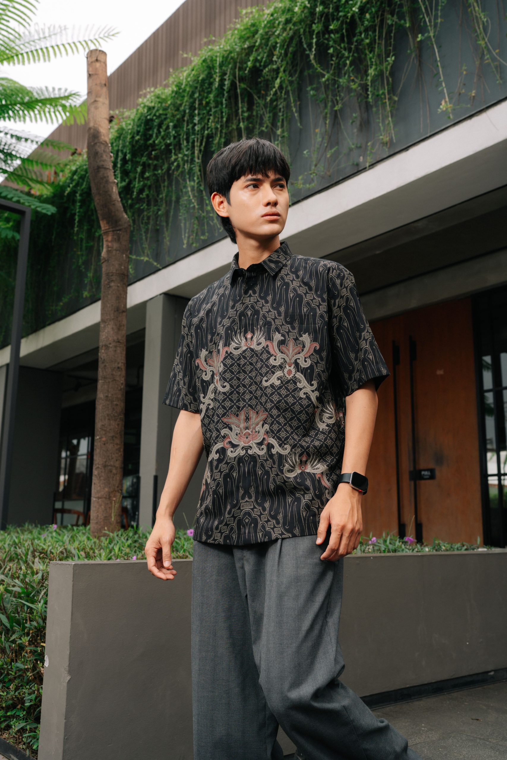 Kemeja Batik Pria Modern Harjotirto Sejajar Series warna hitam abu-abu dengan motif batik kontemporer eksklusif