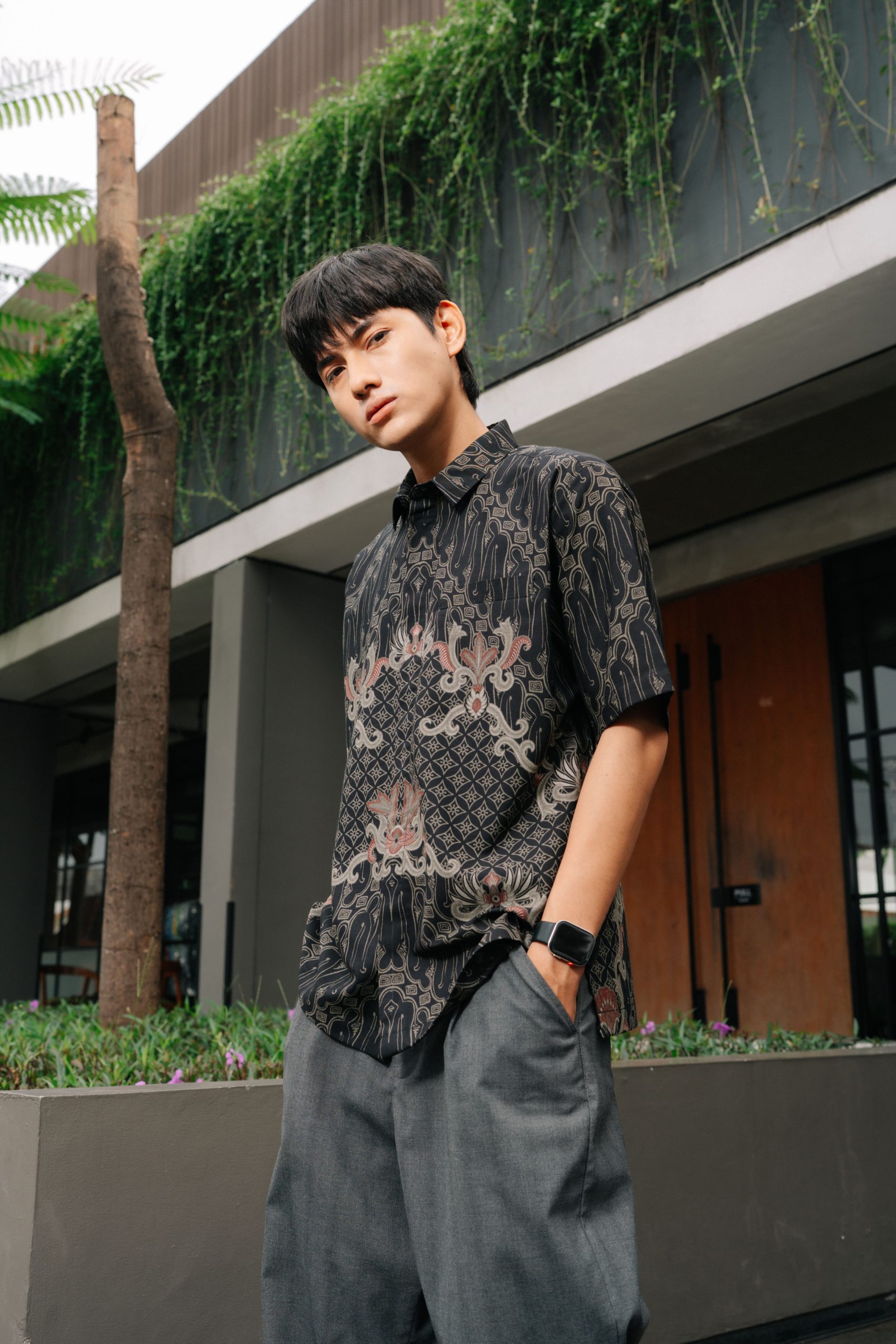 Kemeja Batik Pria Modern Harjotirto Sejajar Series warna hitam abu-abu dengan motif batik kontemporer eksklusif