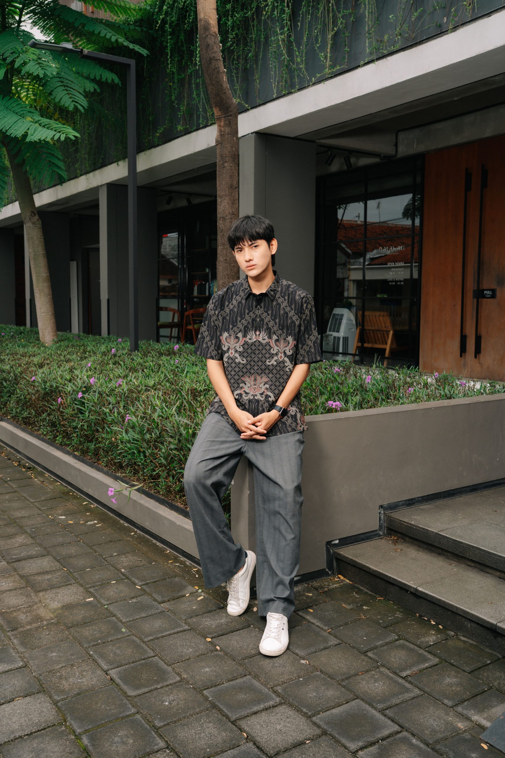 Kemeja Batik Pria Modern Harjotirto Sejajar Series warna hitam abu-abu dengan motif batik kontemporer eksklusif