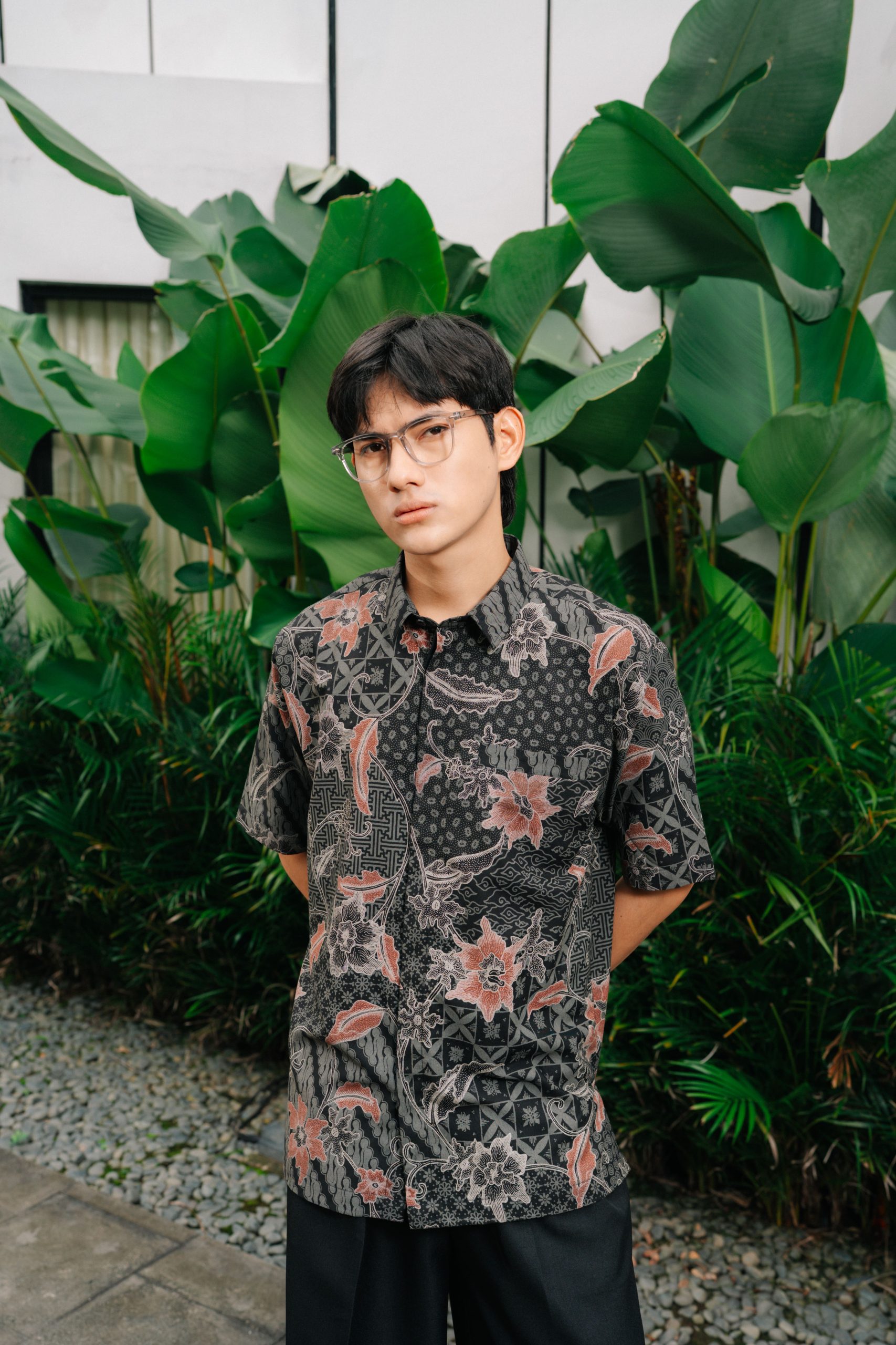 Kemeja Batik Pria Modern Harjotirto Sejajar Series warna hitam abu-abu dengan motif batik kontemporer eksklusif