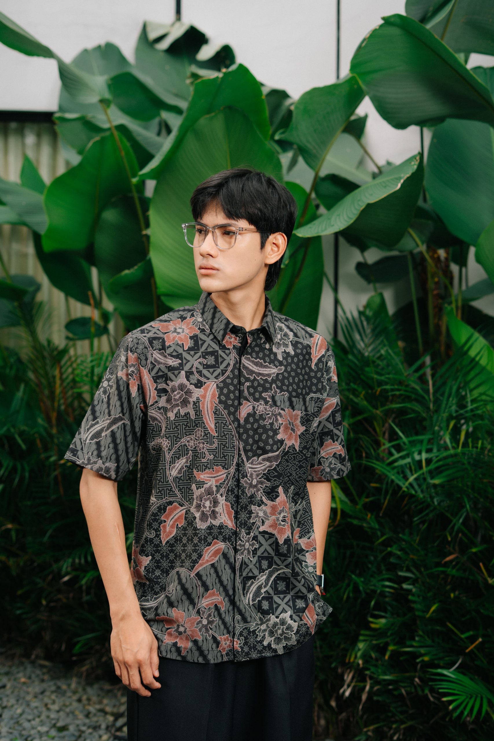 Kemeja Batik Pria Modern Harjotirto Sejajar Series warna hitam abu-abu dengan motif batik kontemporer eksklusif