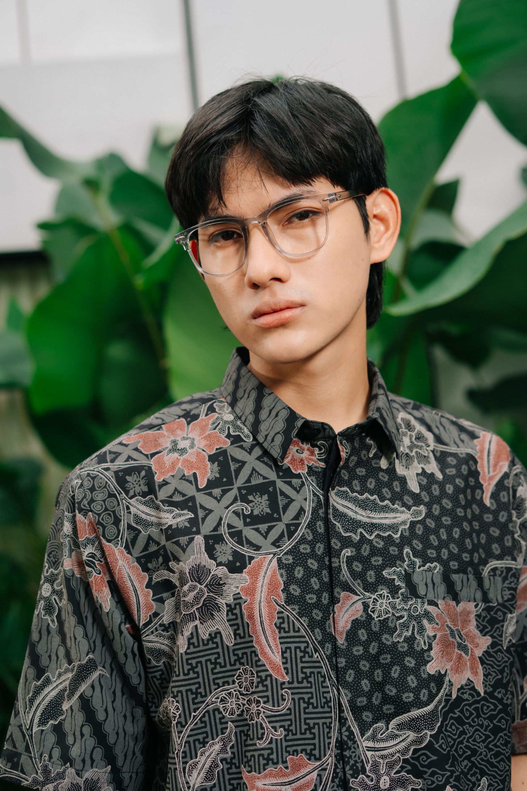 Kemeja Batik Pria Modern Harjotirto Sejajar Series warna hitam abu-abu dengan motif batik kontemporer eksklusif
