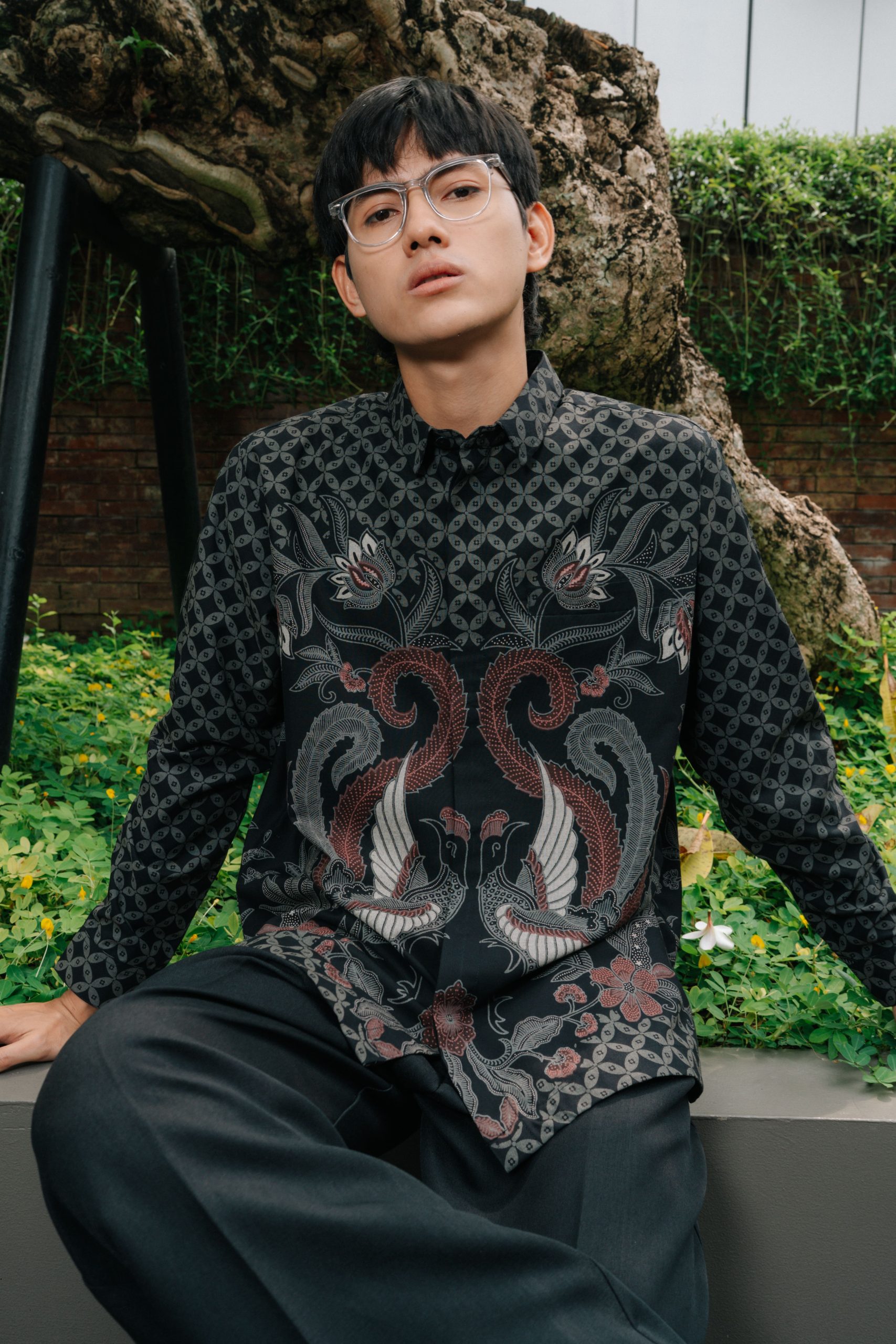 Kemeja Batik Pria Modern Harjotirto Sejajar Series warna hitam abu-abu dengan motif batik kontemporer eksklusif
