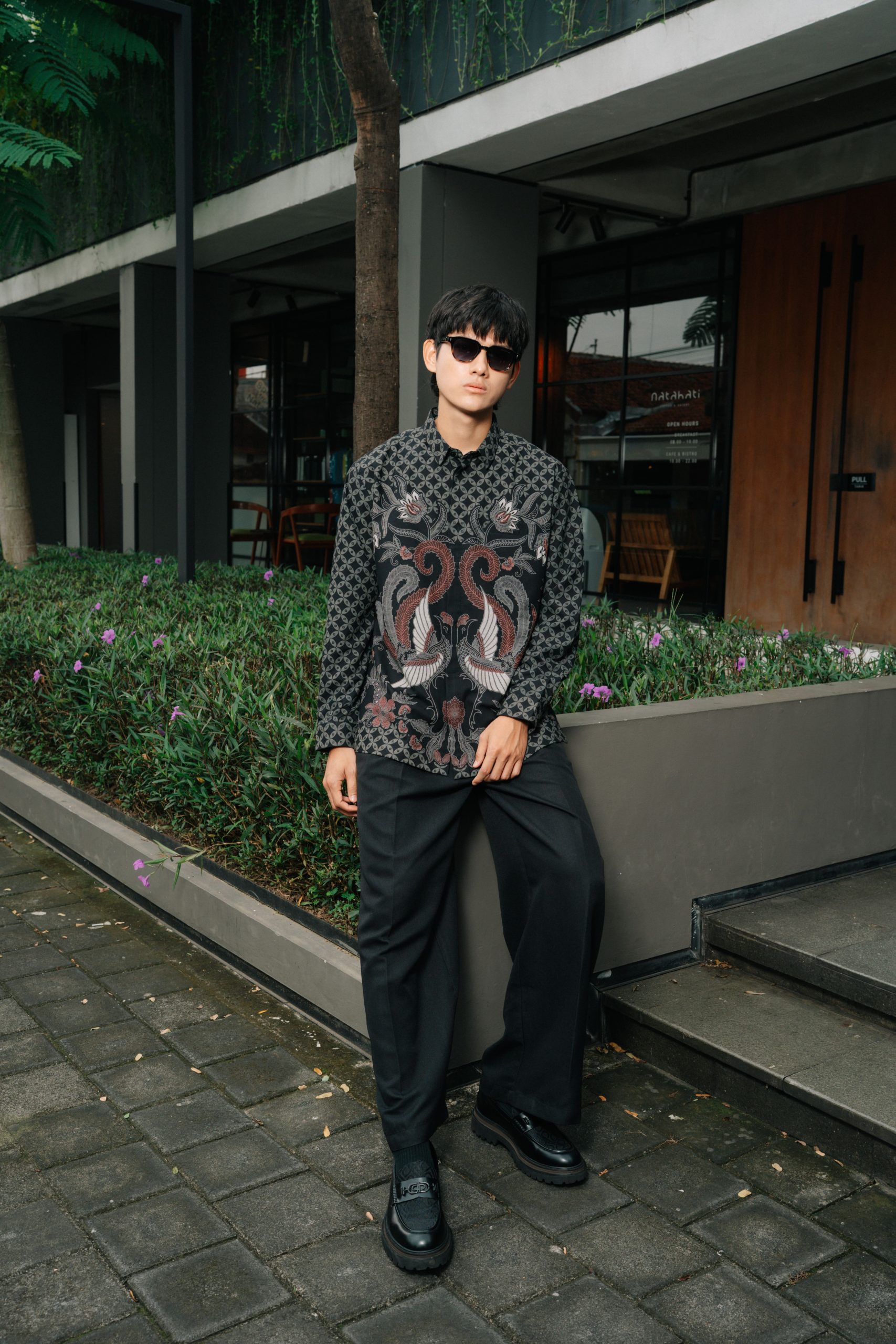 Kemeja Batik Pria Modern Harjotirto Sejajar Series warna hitam abu-abu dengan motif batik kontemporer eksklusif