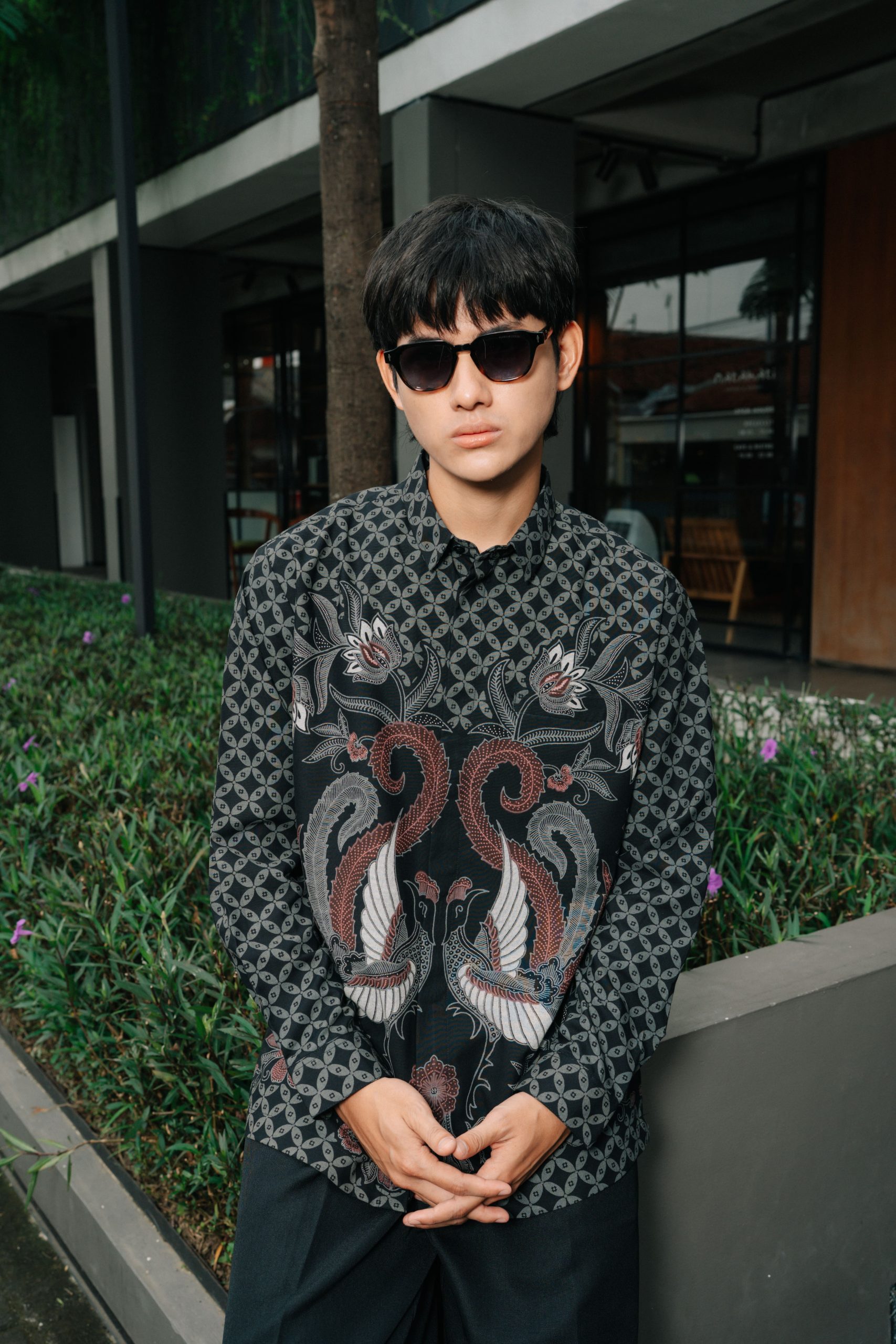 Kemeja Batik Pria Modern Harjotirto Sejajar Series warna hitam abu-abu dengan motif batik kontemporer eksklusif