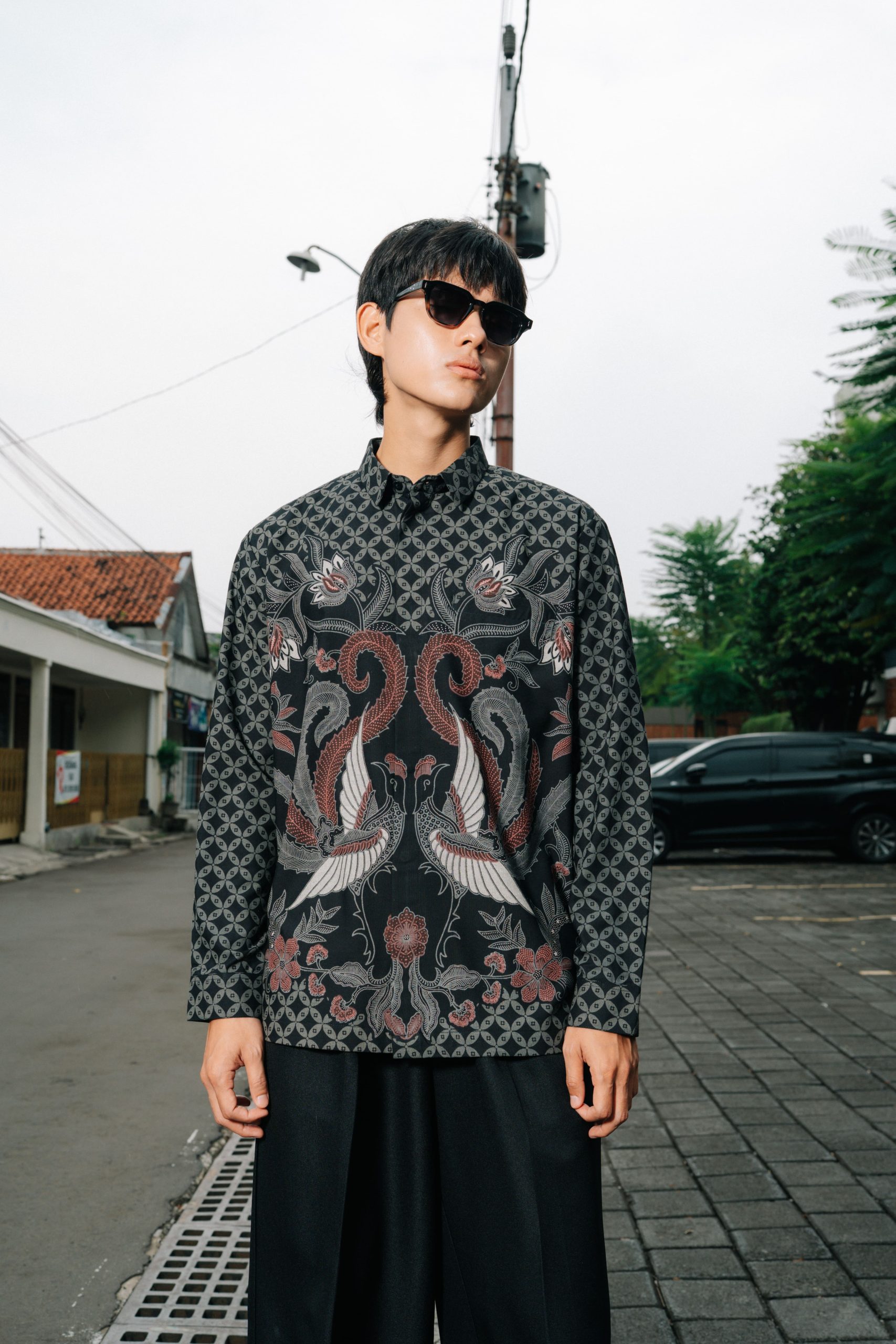 Kemeja Batik Pria Modern Harjotirto Sejajar Series warna hitam abu-abu dengan motif batik kontemporer eksklusif