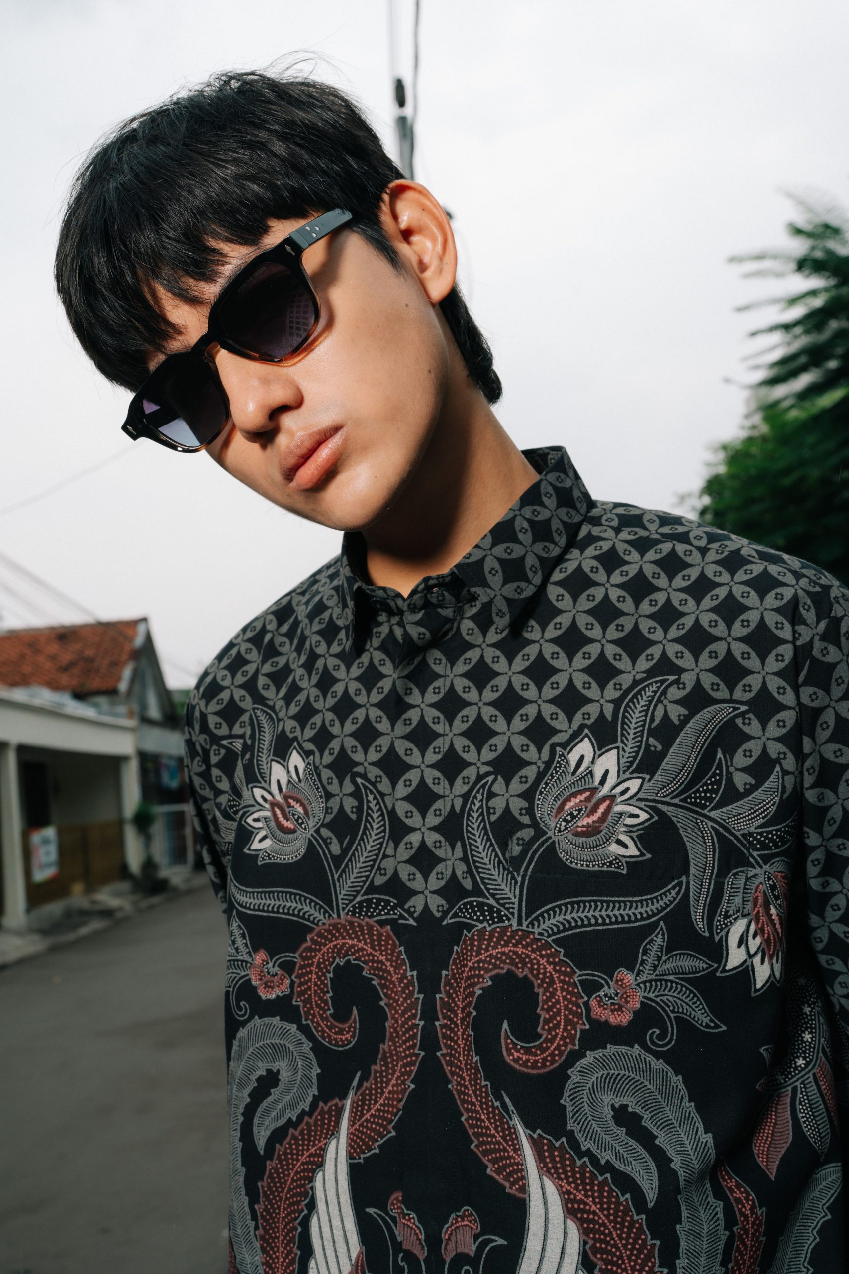 Kemeja Batik Pria Modern Harjotirto Sejajar Series warna hitam abu-abu dengan motif batik kontemporer eksklusif