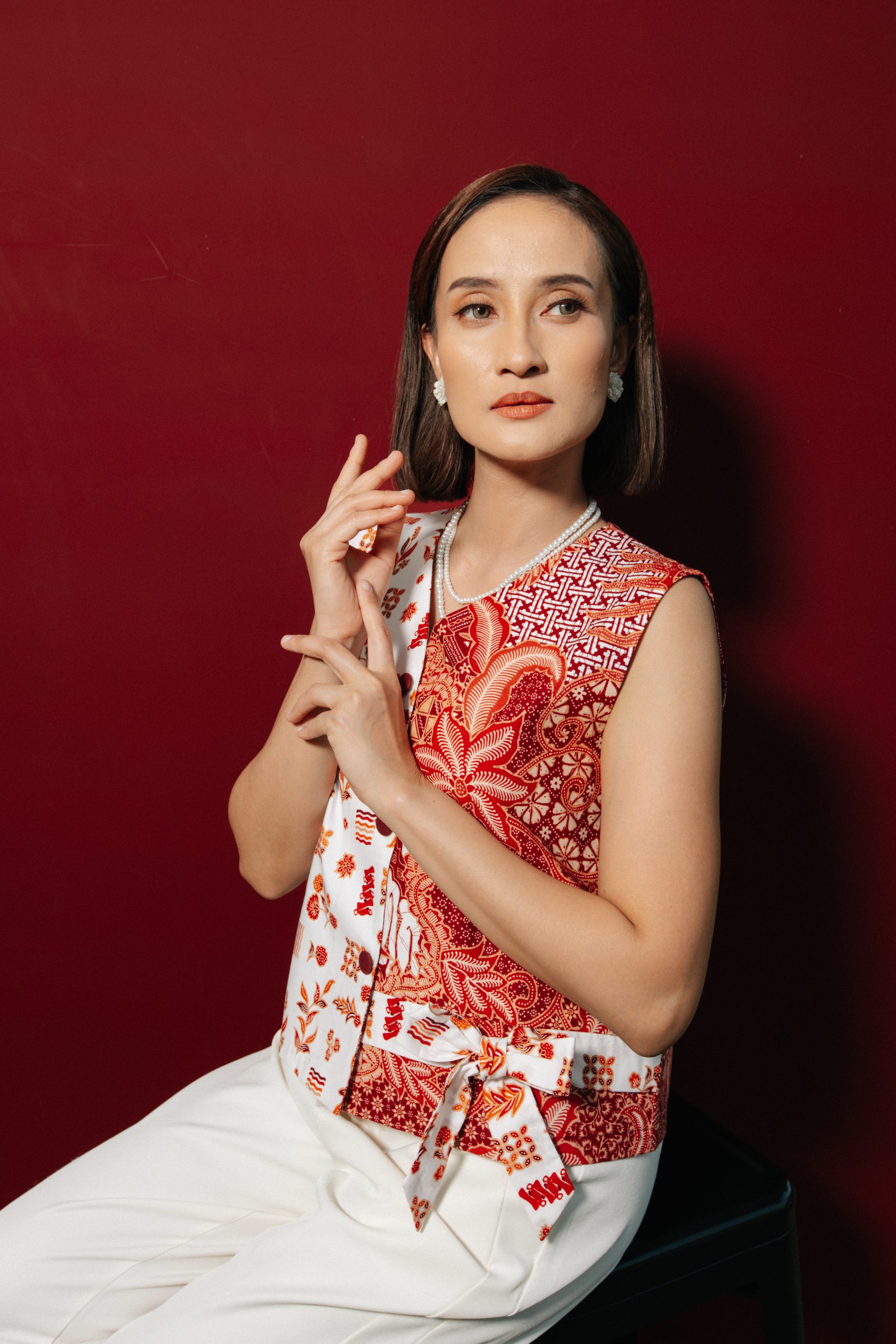 Model wanita mengenakan Batik Iskandartex Kelindan Series 1033 Blouse Sleeveless wanita batik modern