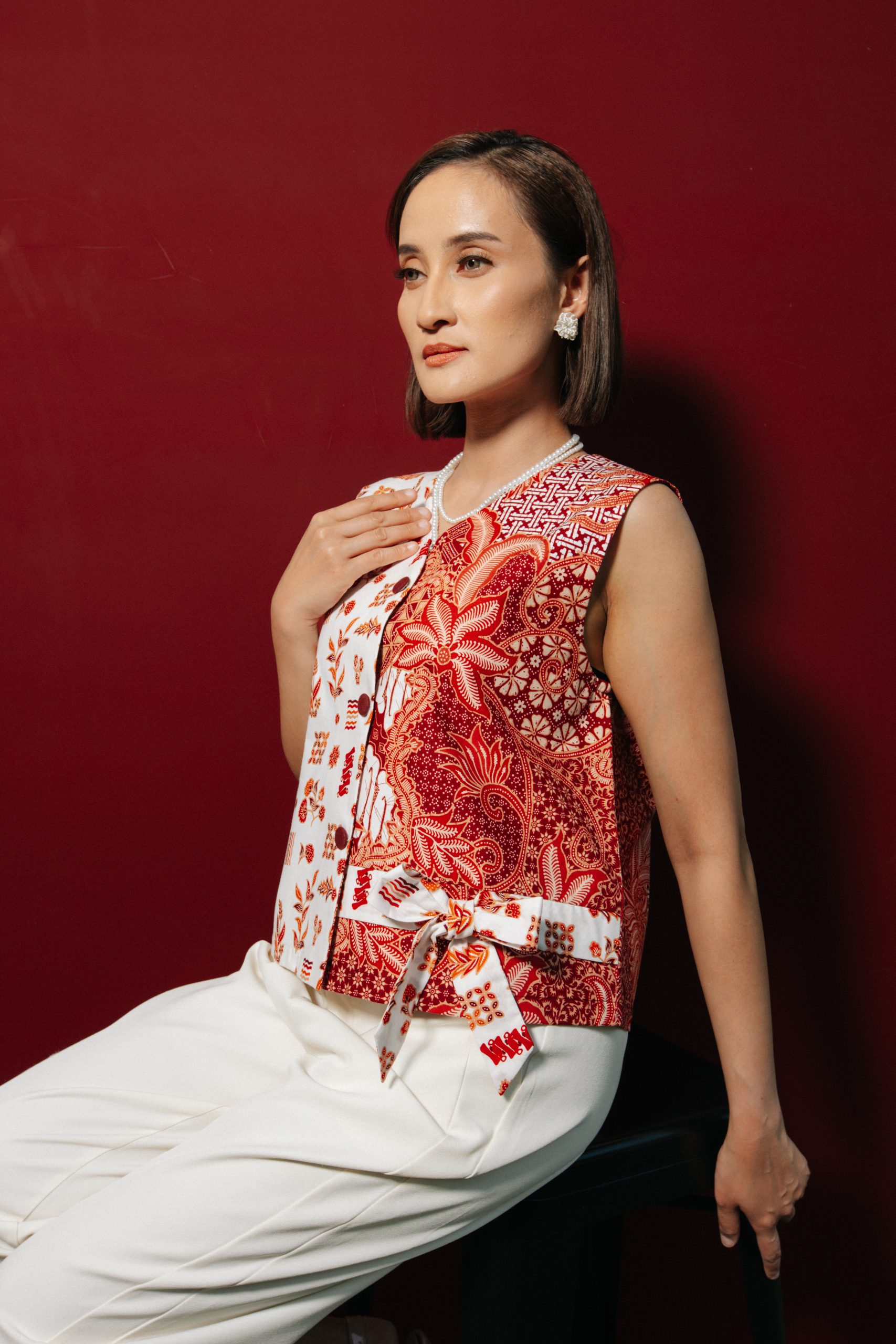 Model wanita mengenakan Batik Iskandartex Kelindan Series 1033 Blouse Sleeveless wanita batik modern
