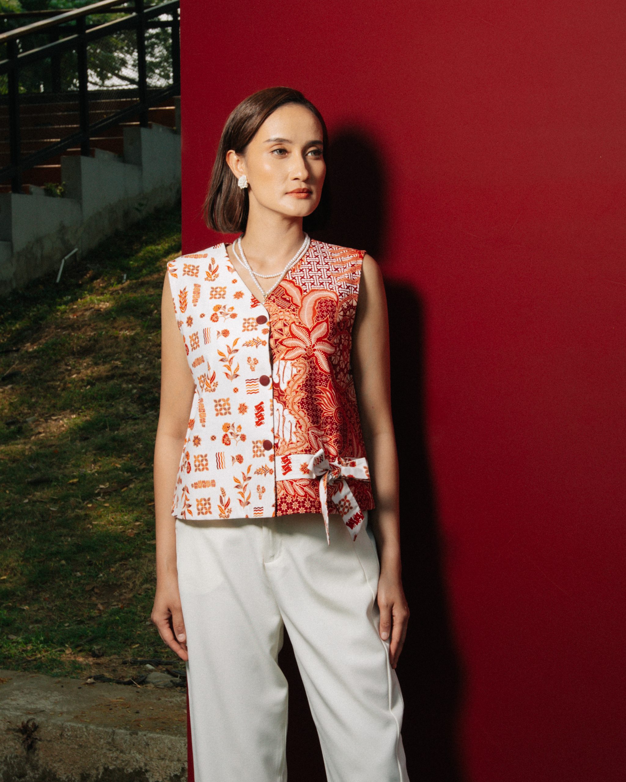 Model wanita mengenakan Batik Iskandartex Kelindan Series 1033 Blouse Sleeveless wanita batik modern