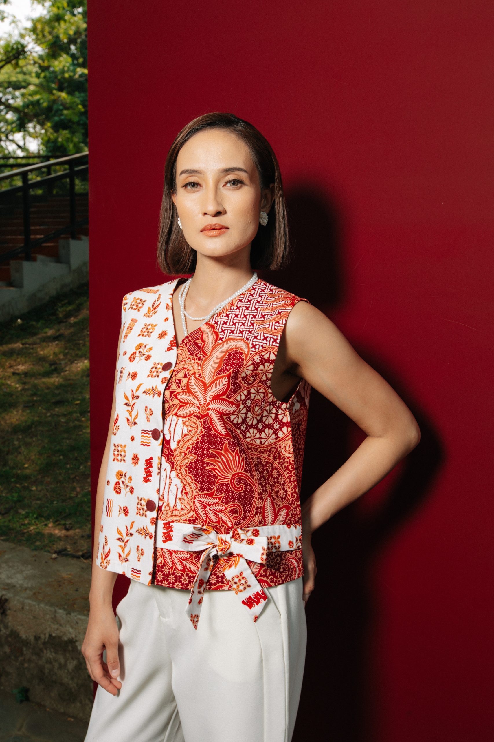 Model wanita mengenakan Batik Iskandartex Kelindan Series 1033 Blouse Sleeveless wanita batik modern