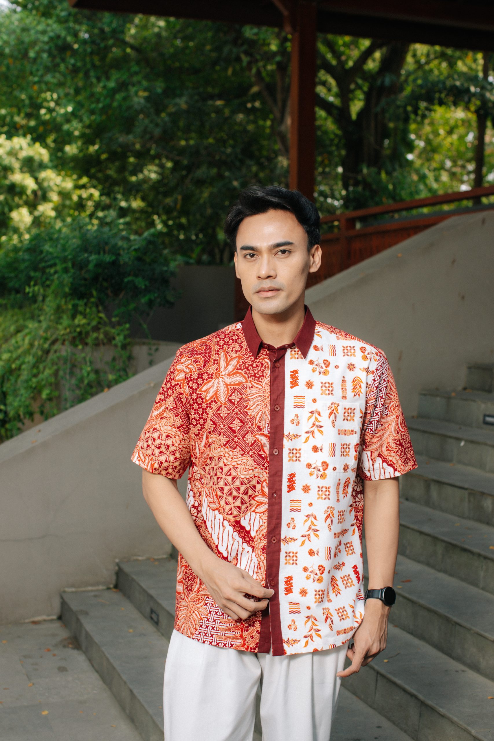 Model pria mengenakan Batik Iskandartex Kelindan Series hem pendek batik modern
