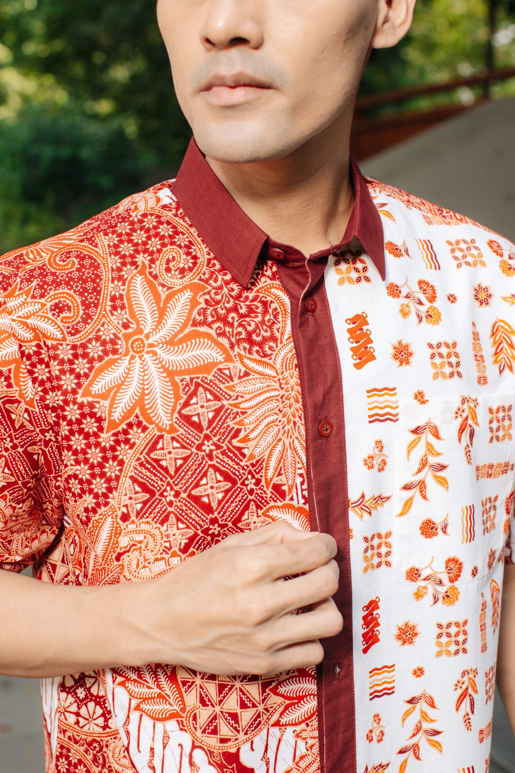 Model pria mengenakan Batik Iskandartex Kelindan Series hem pendek batik modern