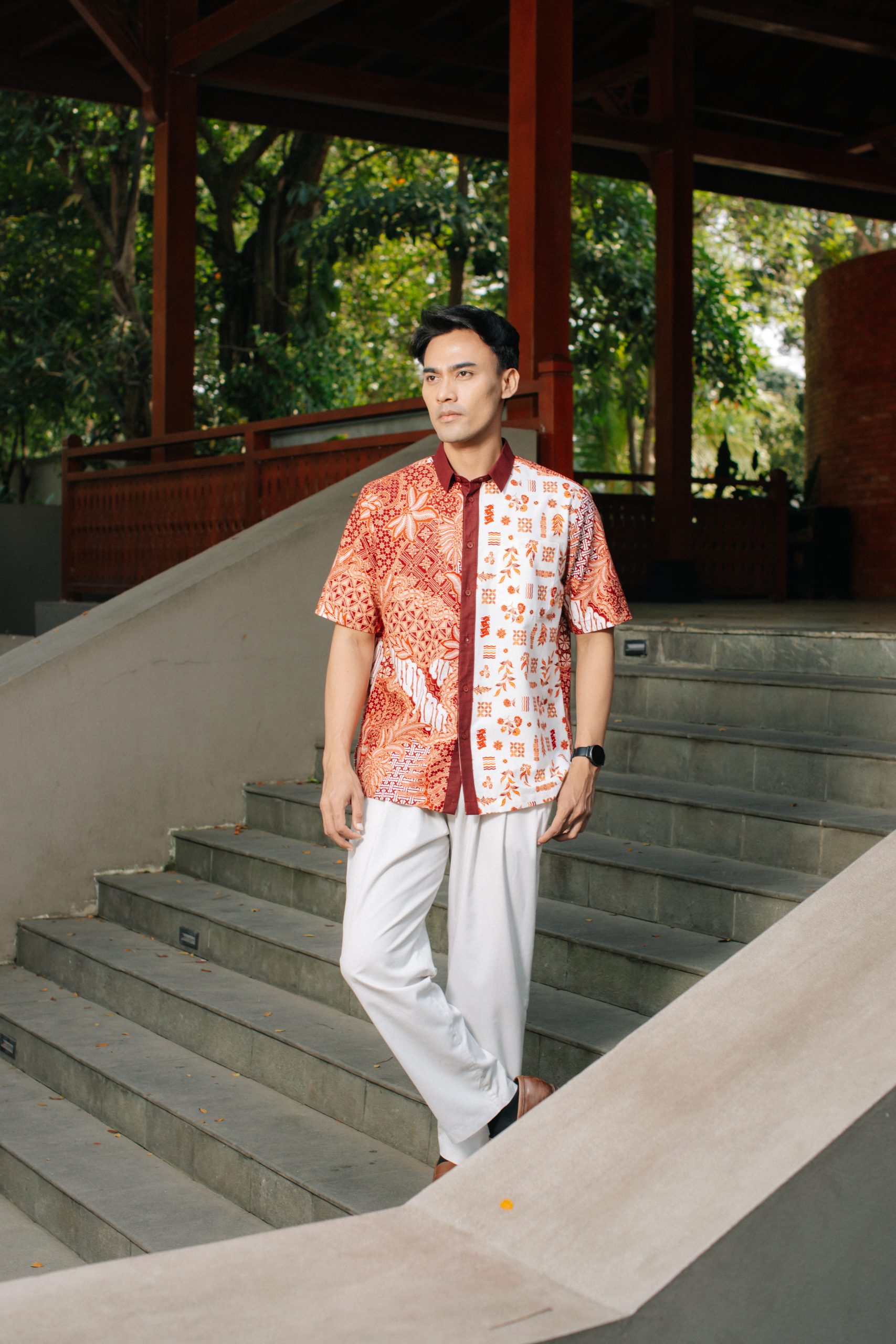 Model pria mengenakan Batik Iskandartex Kelindan Series hem pendek batik modern