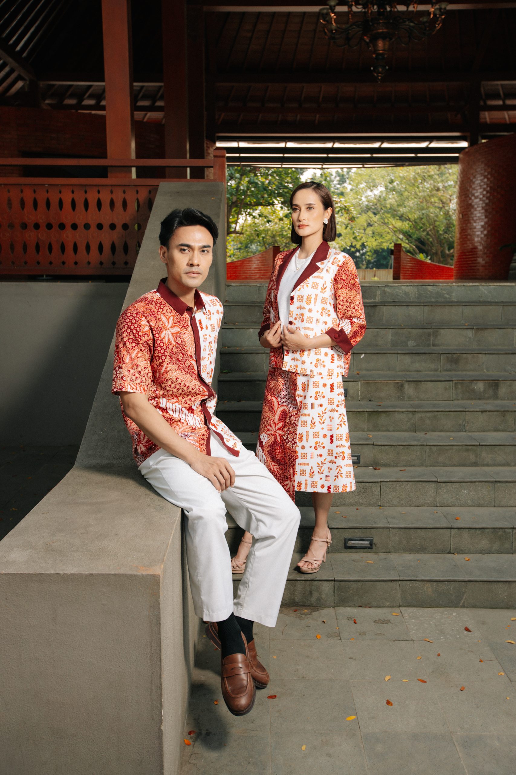 Model pria dan wanita mengenakan Batik Iskandartex Kelindan Series 1033 blazer wanita dan hem pendek batik modern