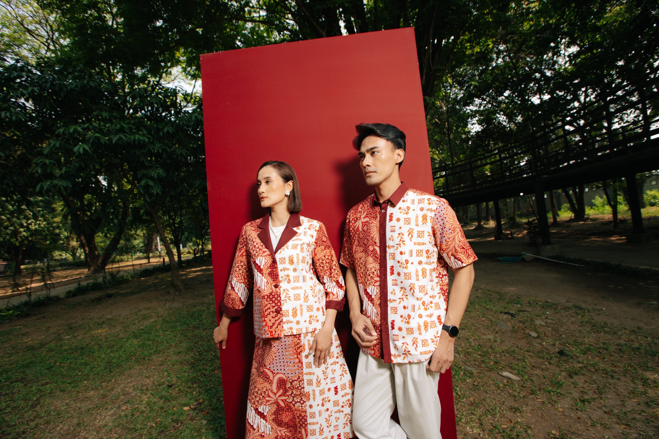 Model pria dan wanita mengenakan Batik Iskandartex Kelindan Series 1033 blazer wanita dan hem pendek batik modern