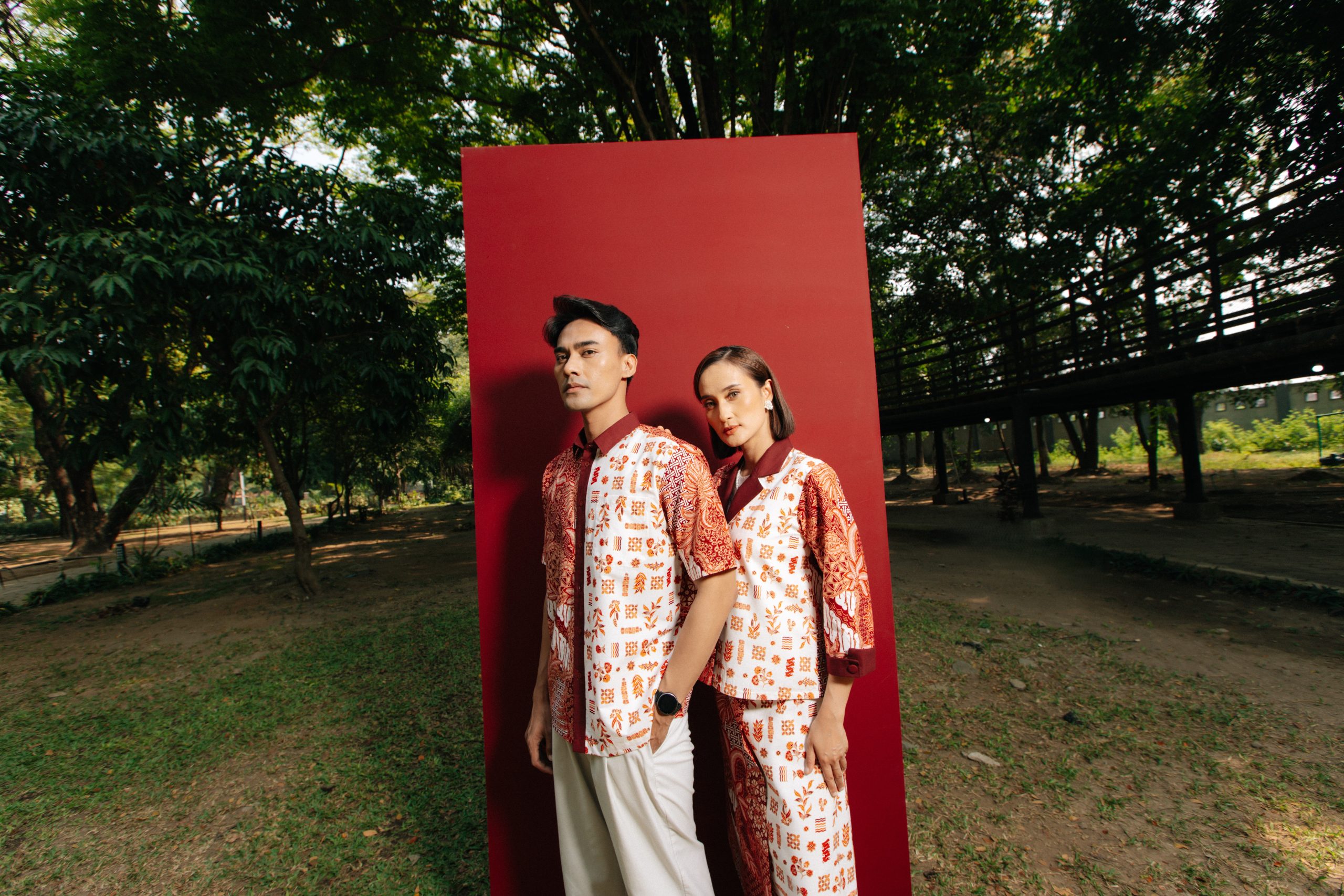 Model pria dan wanita mengenakan Batik Iskandartex Kelindan Series 1033 blazer wanita dan hem pendek batik modern