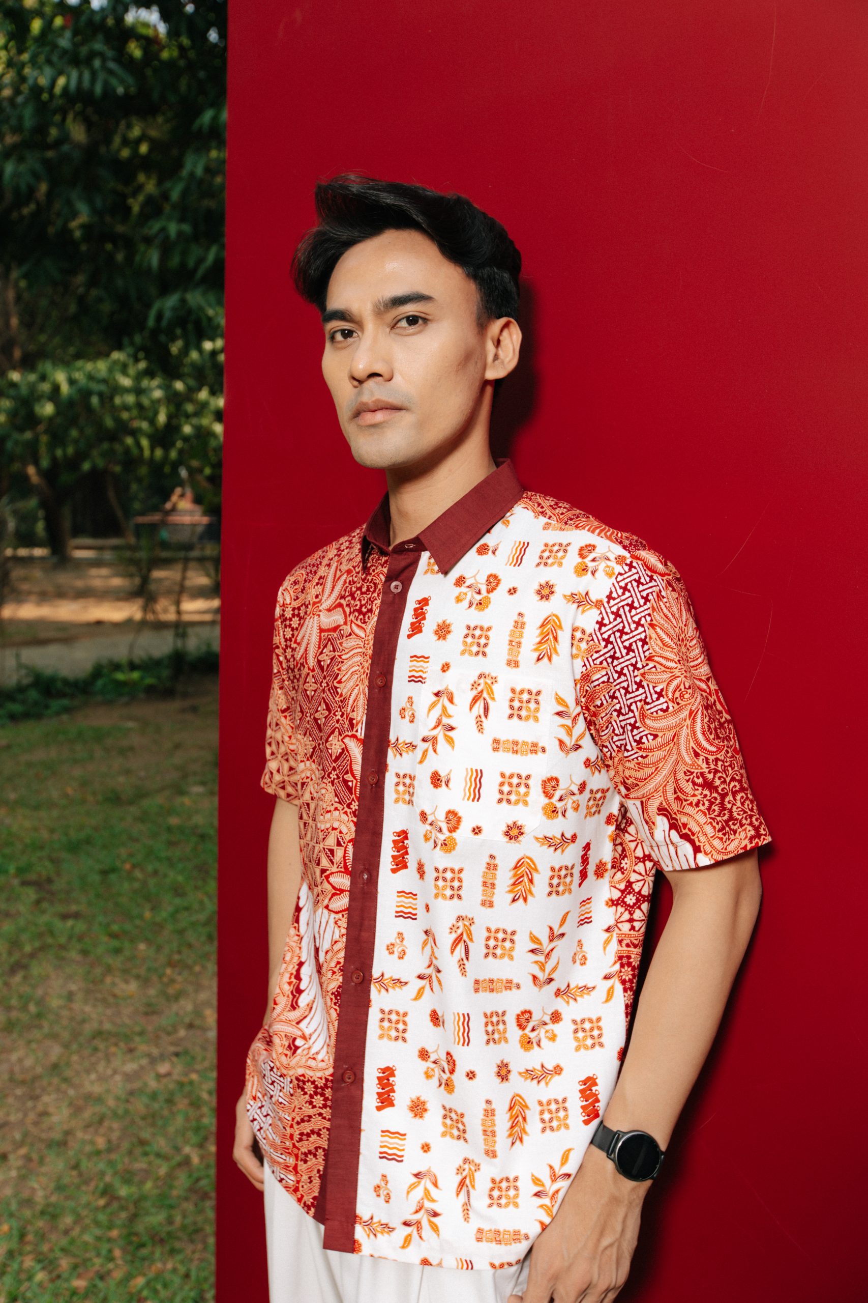 Model pria mengenakan Batik Iskandartex Kelindan Series hem pendek batik modern
