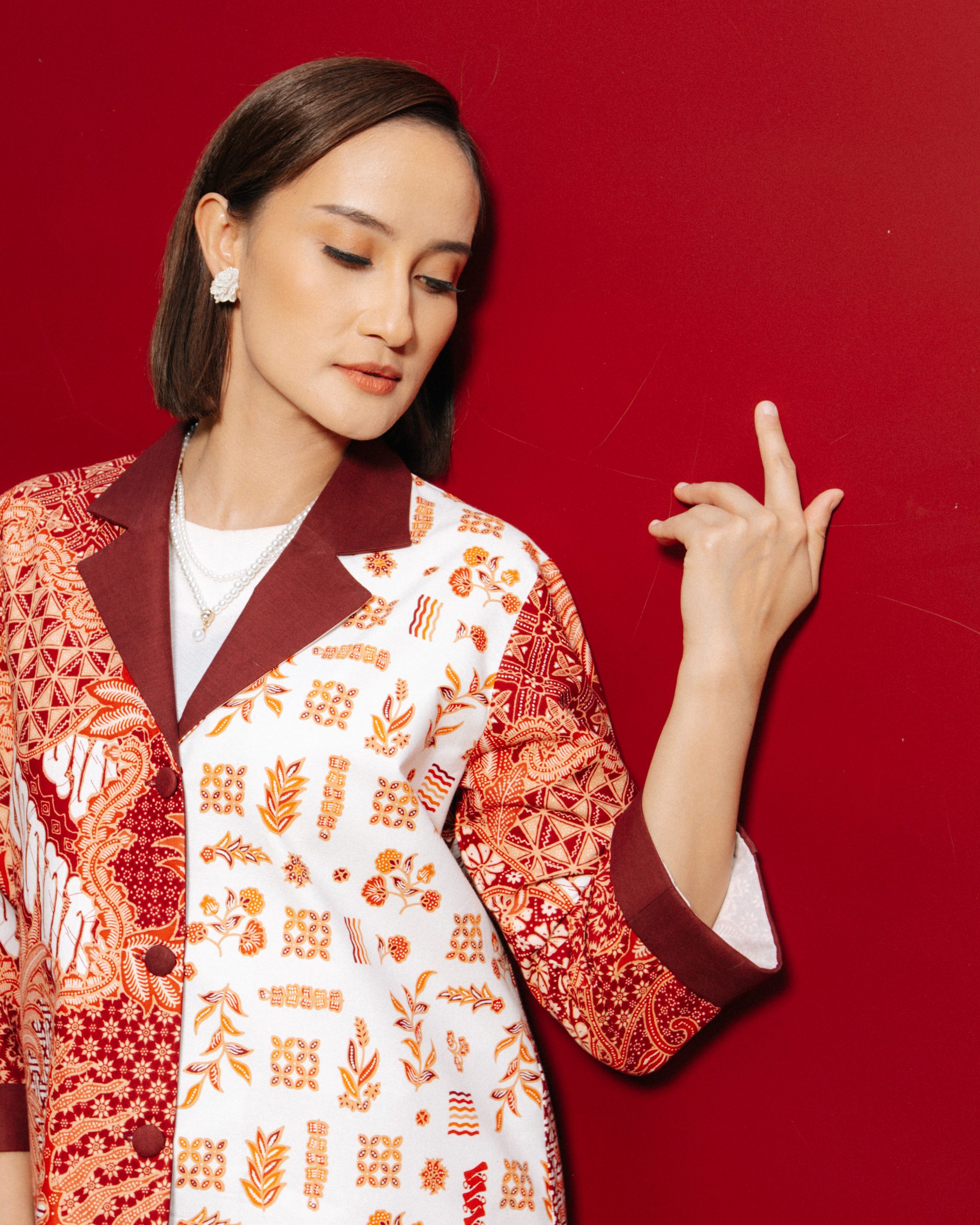 Model wanita mengenakan Batik Iskandartex Kelindan Series 1033 blazer wanita batik modern