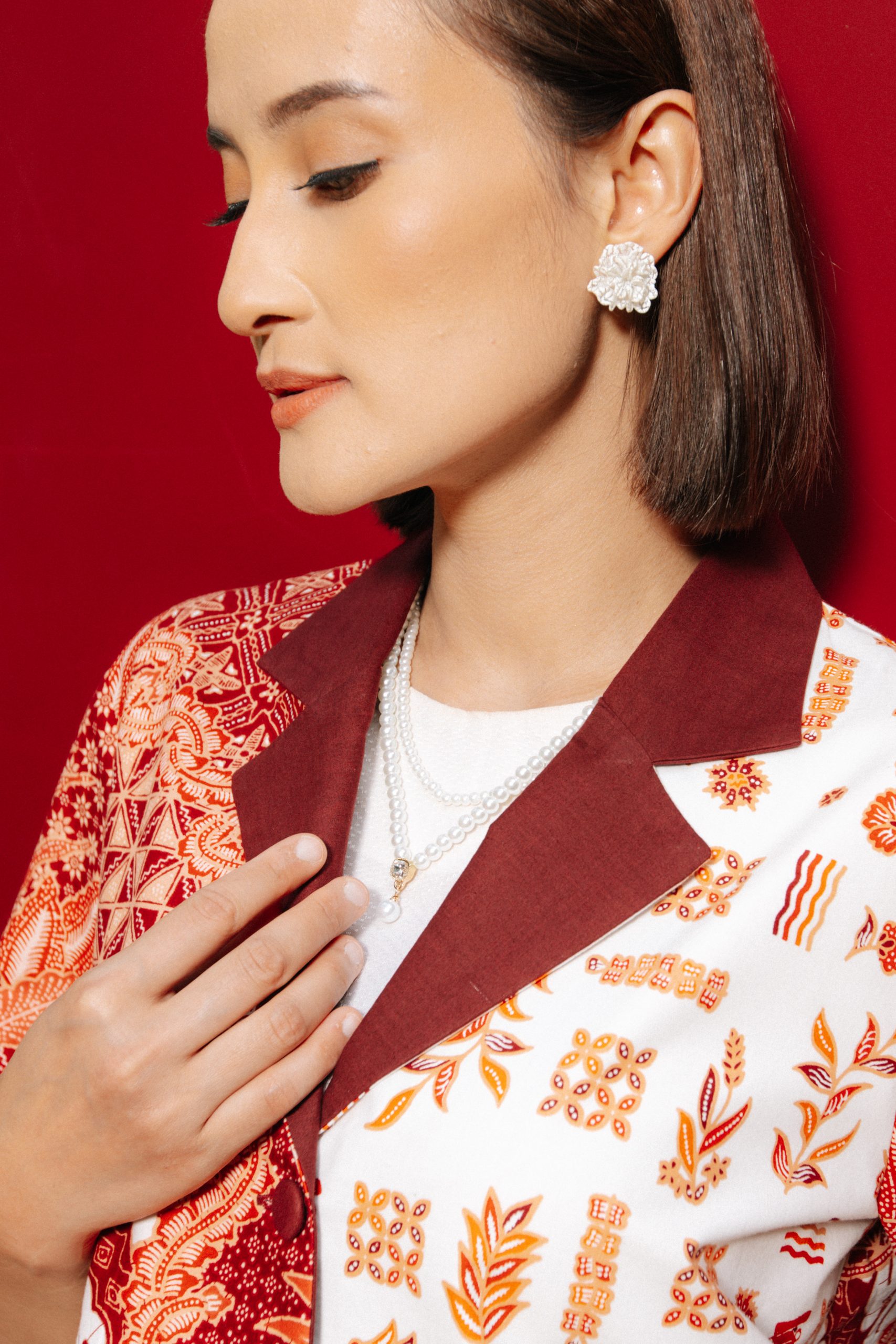 Model wanita mengenakan Batik Iskandartex Kelindan Series 1033 blazer wanita batik modern
