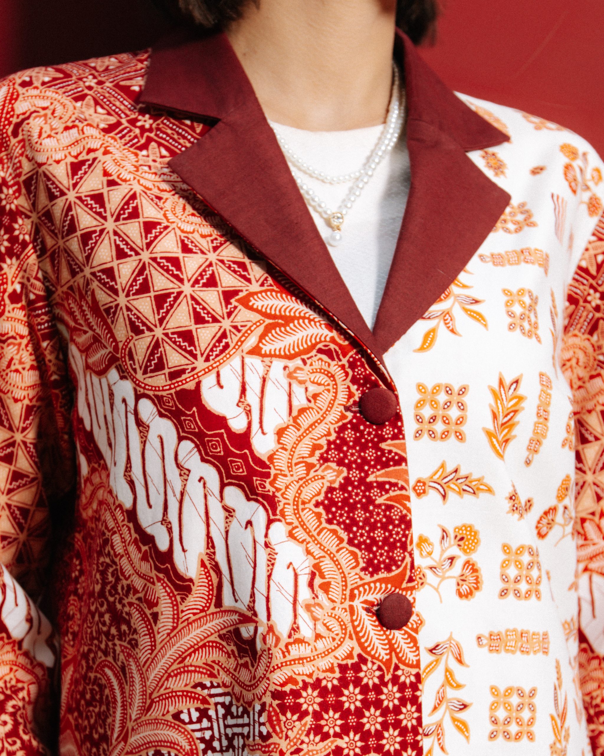 Model wanita mengenakan Batik Iskandartex Kelindan Series 1033 blazer wanita batik modern