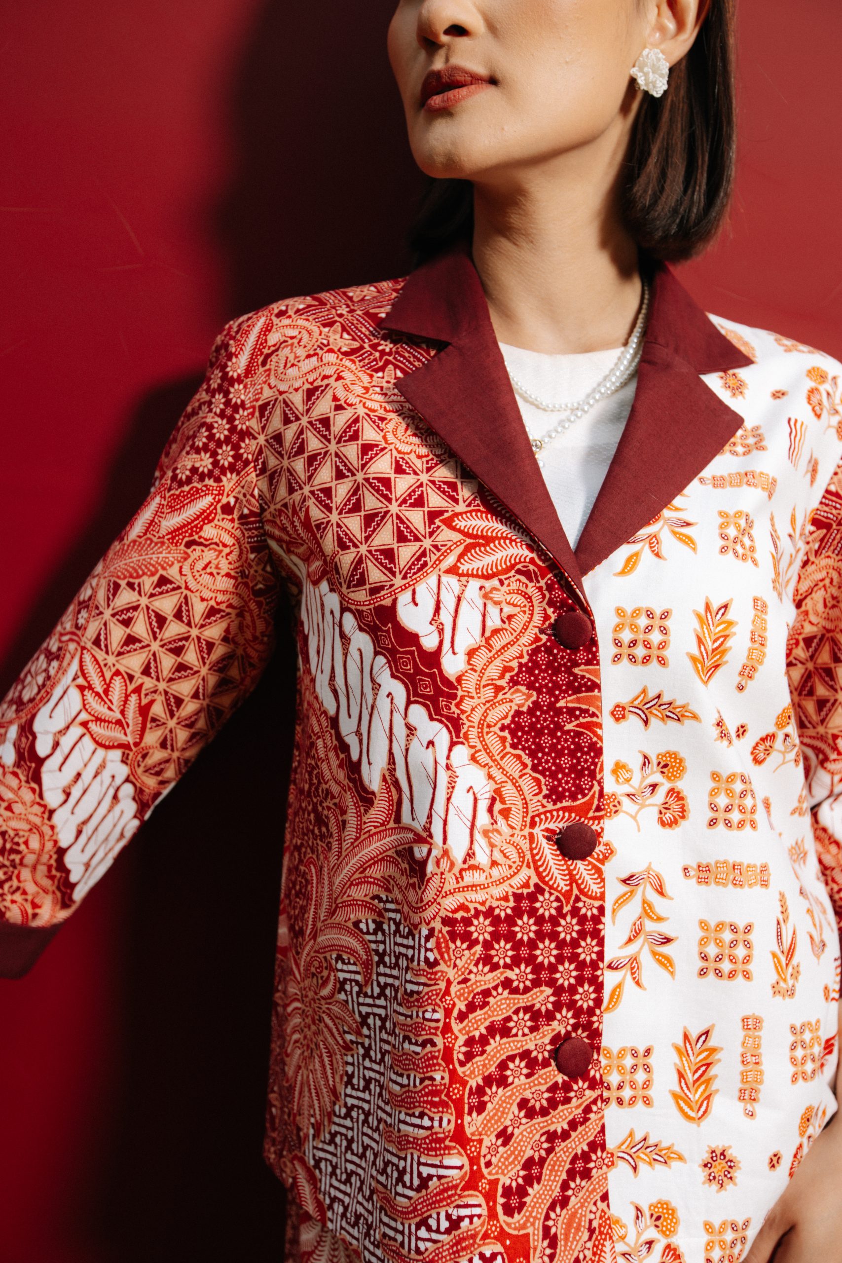 Model wanita mengenakan Batik Iskandartex Kelindan Series 1033 blazer wanita batik modern