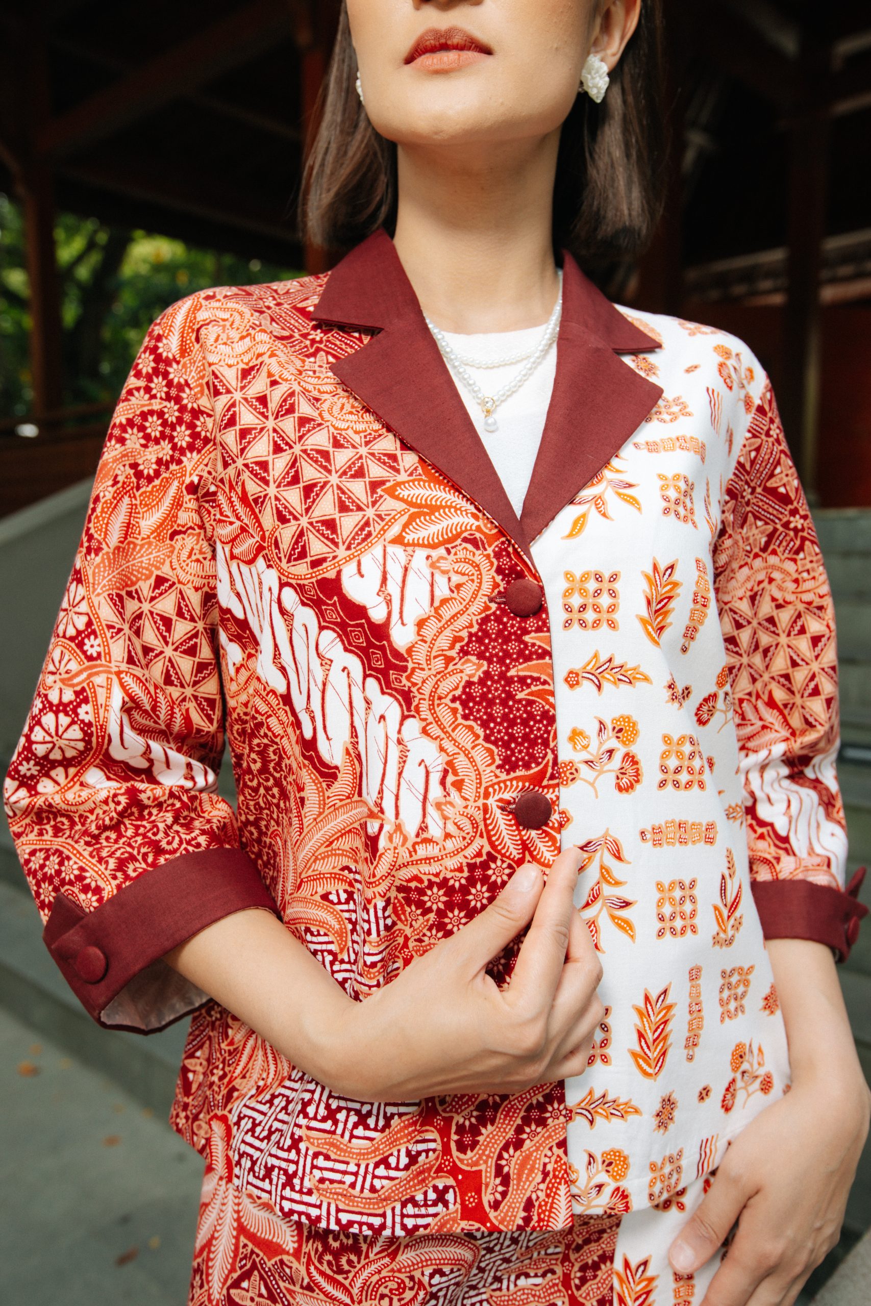 Model wanita mengenakan Batik Iskandartex Kelindan Series 1033 blazer wanita batik modern